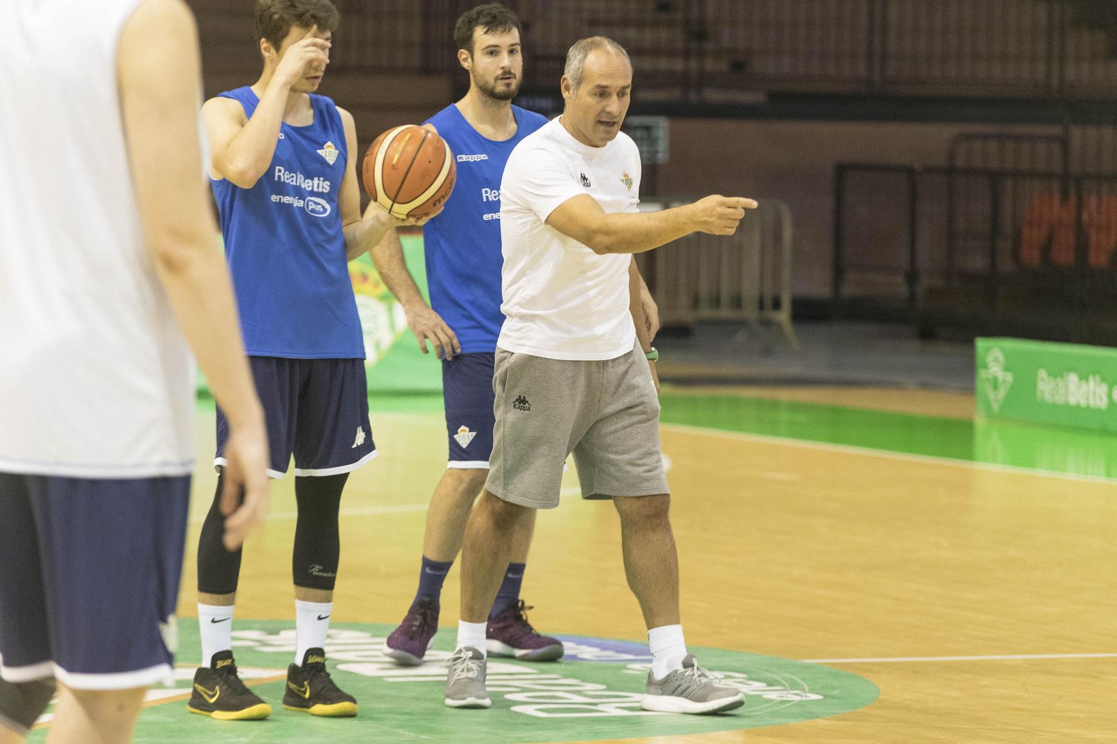 Curro Segura da instrucciones al canterano Pluta durante un entrenamiento en San Pablo.