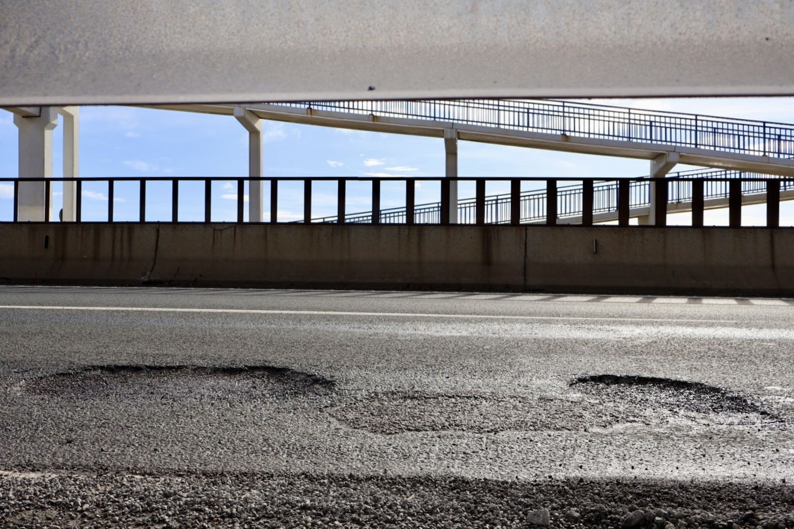 Estado del firme en la A7 a su paso por Mijas.