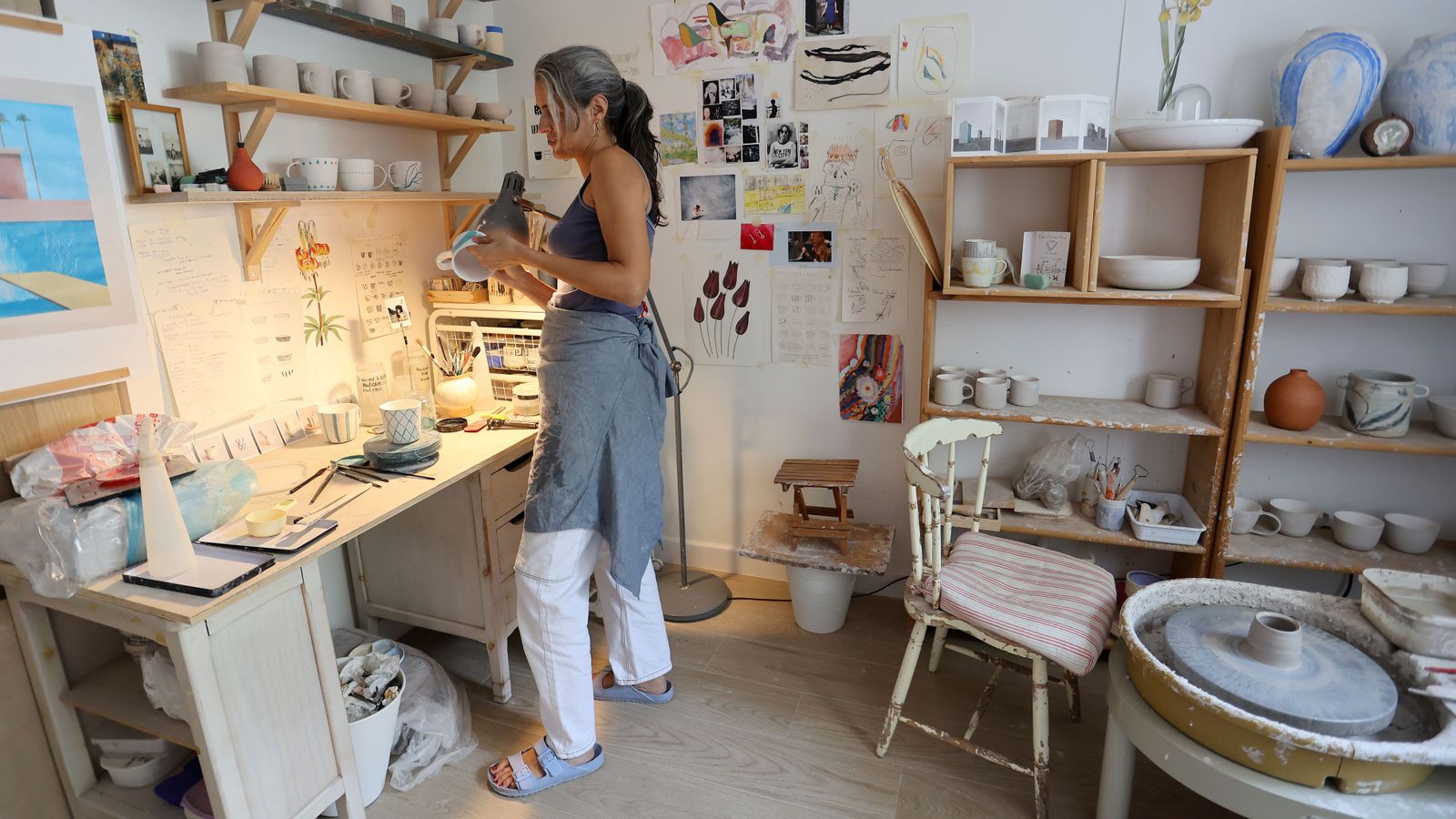 La artesana jerezana en el taller de su casa.