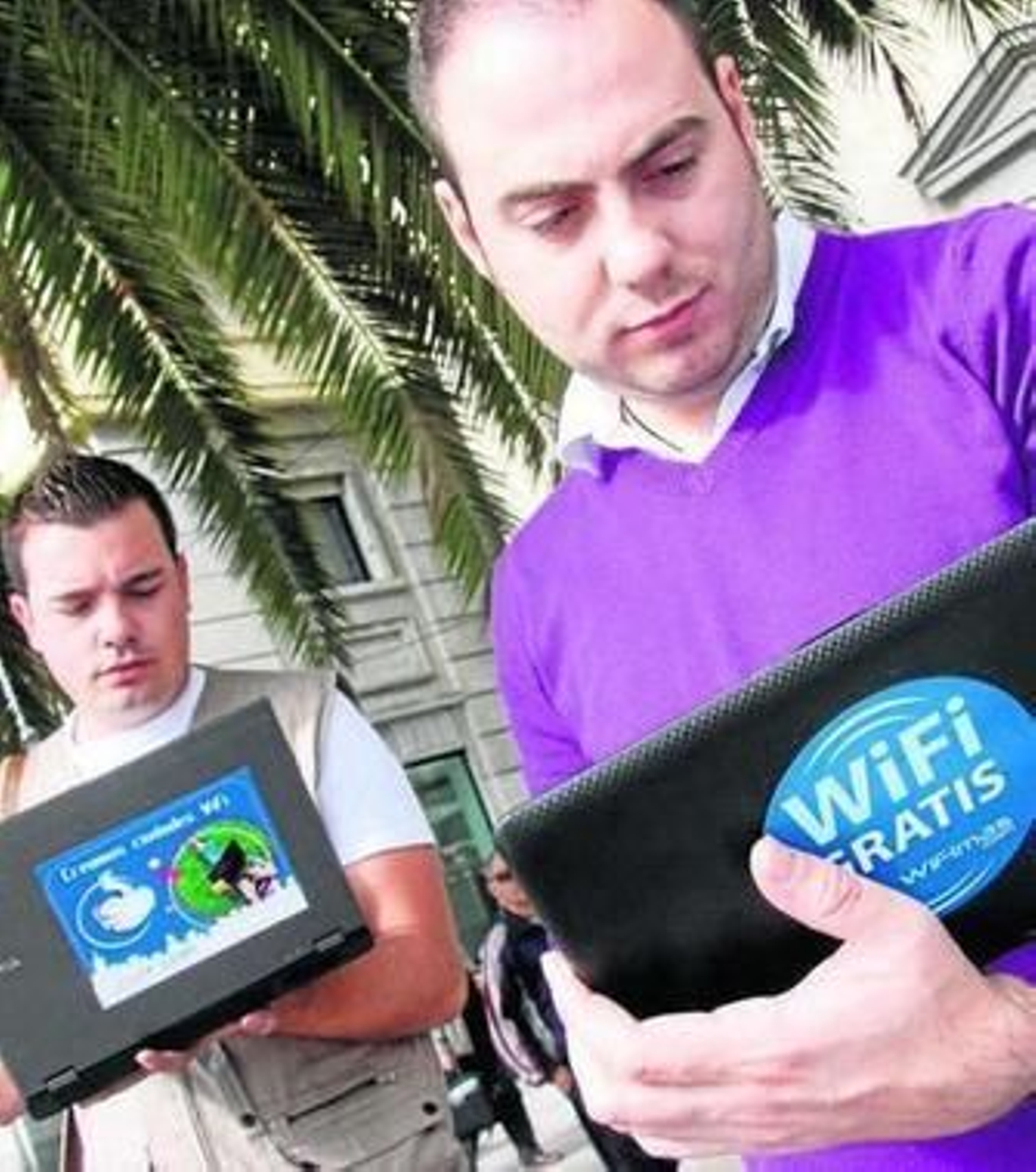 Dos jóvenes utilizando red wifi.