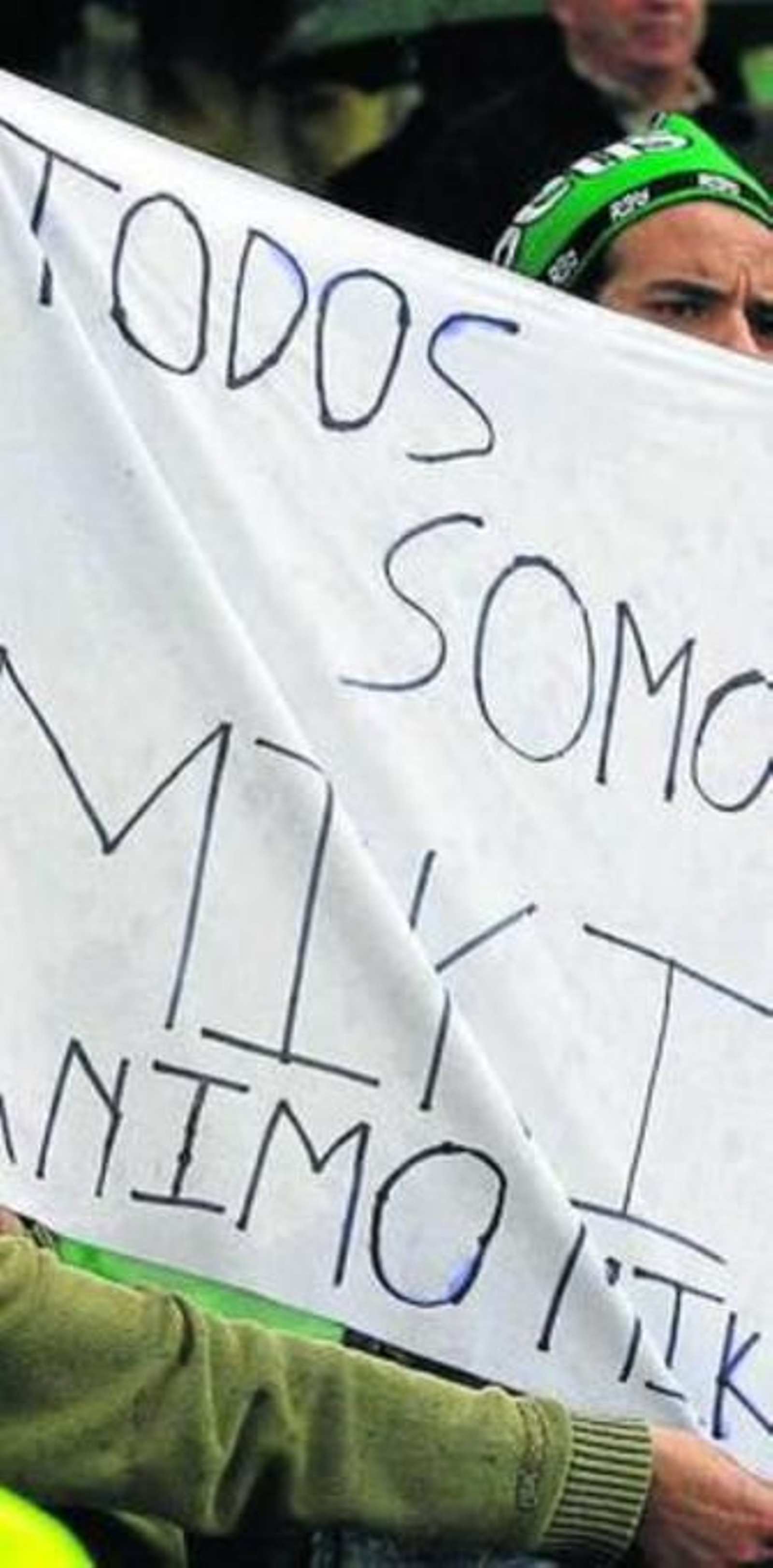 1. Beñat, Isidoro, Dorado, Jorge Molina, Belenguer, Casto, Ezequiel, Nacho, Salva Sevilla, Emana y Rubén Castro fueron los once futbolistas elegidos por Mel de inicio para homenajear a Miki Roqué. Hasta cuatro goles le dedicaron con posterioridad al central ilerdense. 2. Un grupo de aficionados enseña una de las numerosas pancartas que aparecieron en Heliópolis para animar a Miki Roqué. 3. El Gol Sur destapa la pancarta de ánimo para el defensa, que sacó a relucir en cada momento que la grada lo recordó con sus cánticos.