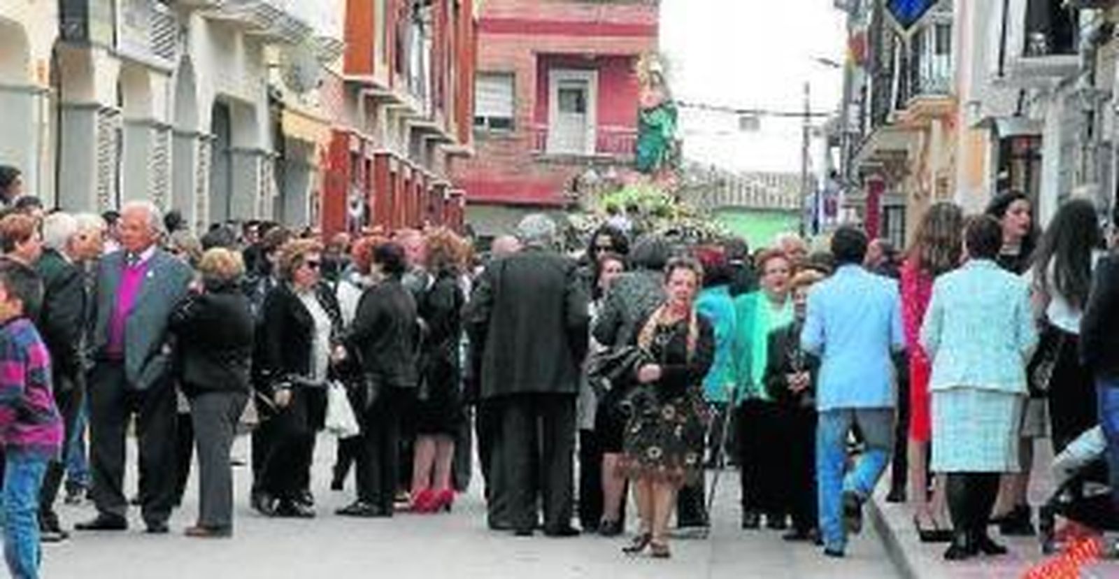Mucha gente en la procesión de la Santísima Virgen del Río.