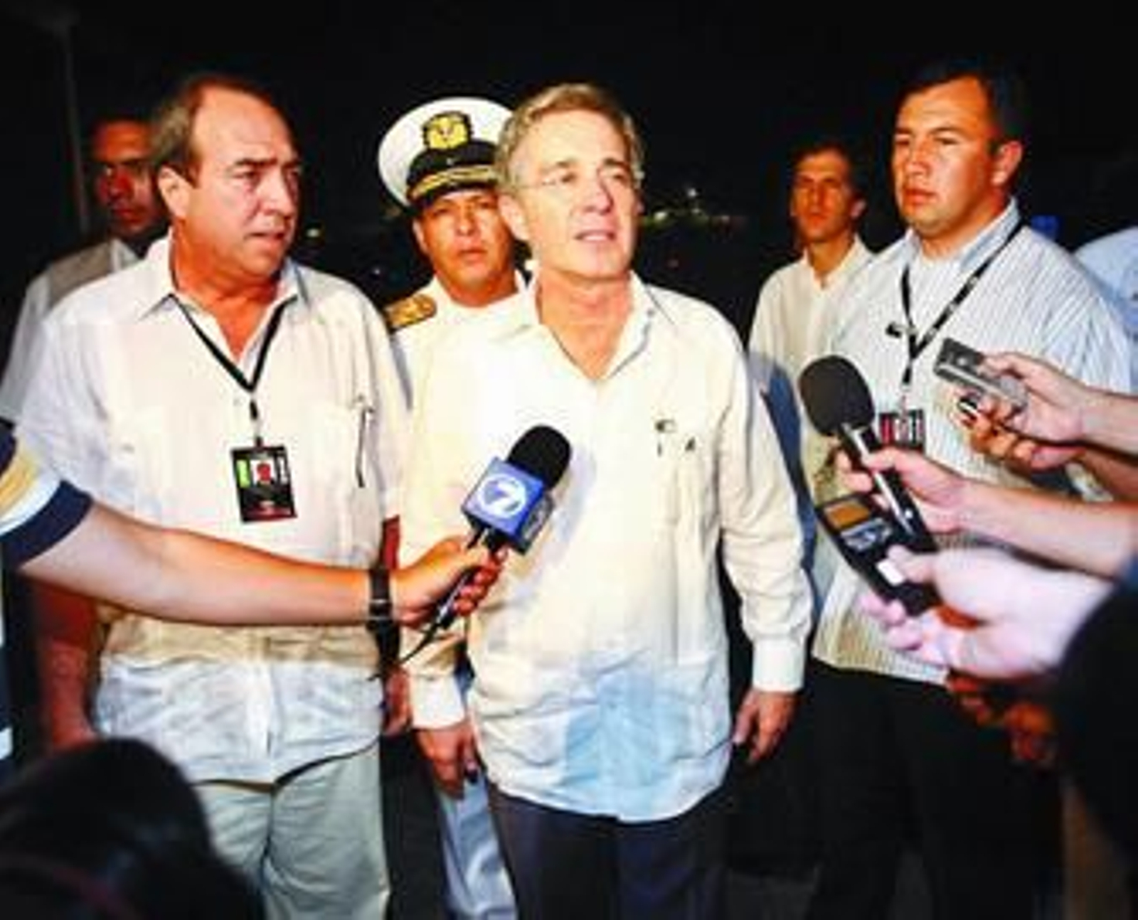 El presidente colombiano, Álvaro Uribe, comenta la situación política a su llegada ayer a Costa Rica.