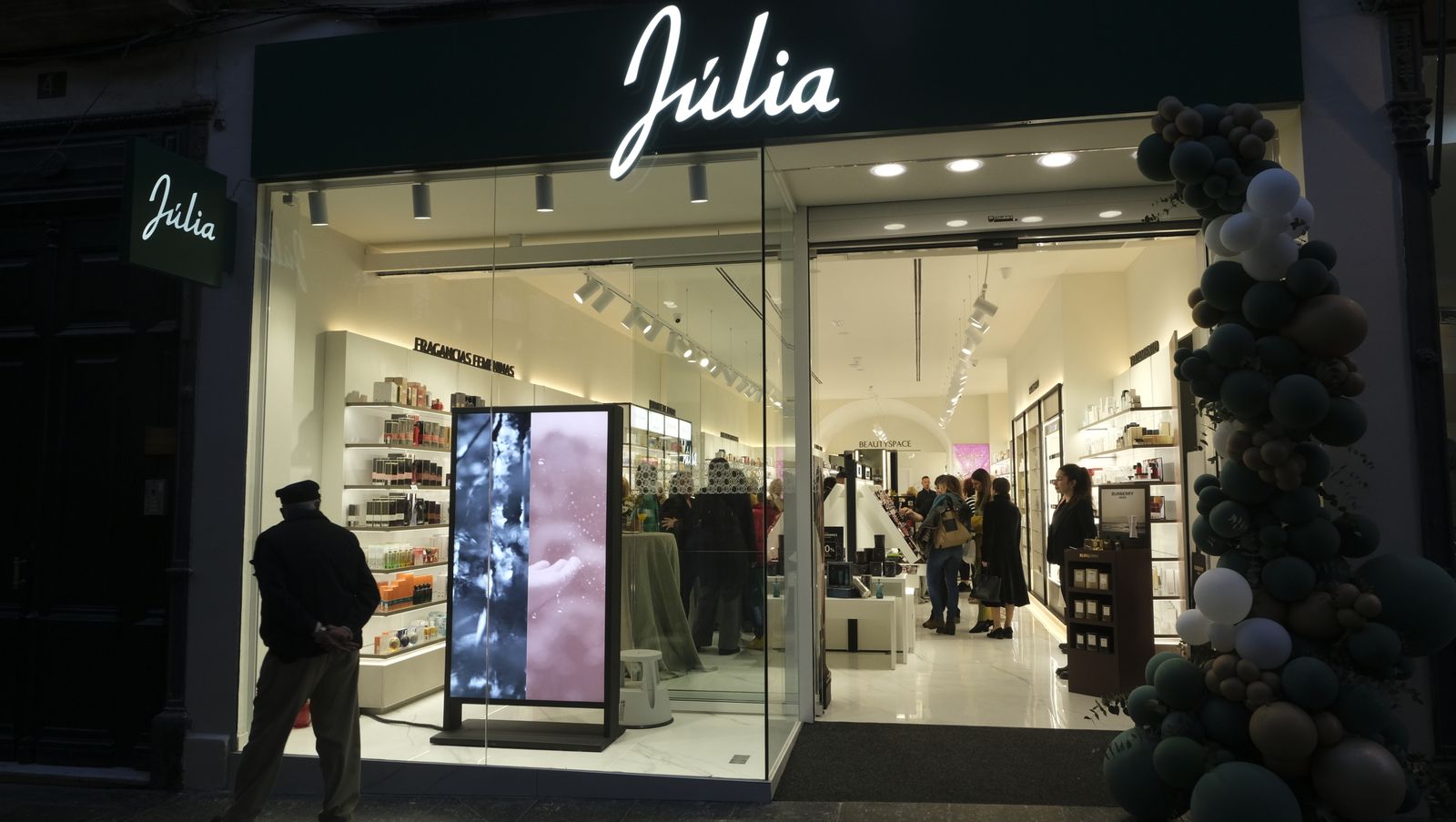 Perfumería Júlia abre de nuevo sus puertas, en Almería