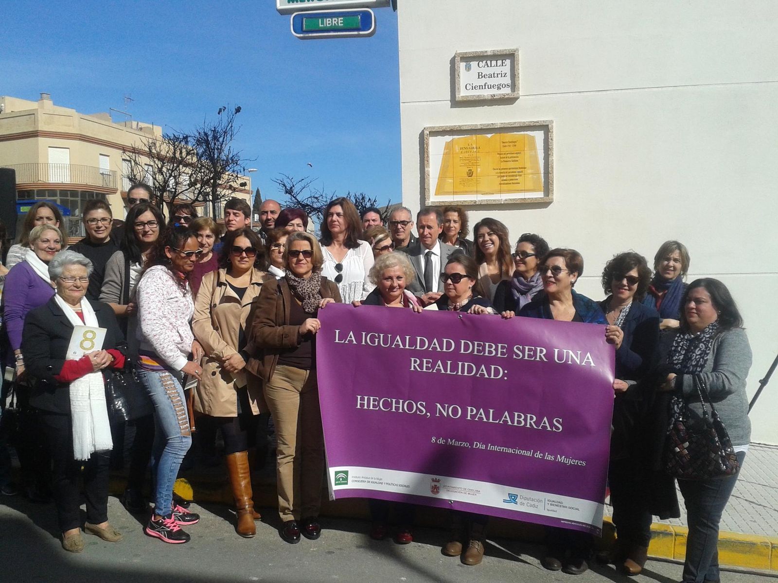 Colectivos de mujeres y autoridades municipales tras inaugurarse la calle, junto al Mercadona de Fuente Amarga.