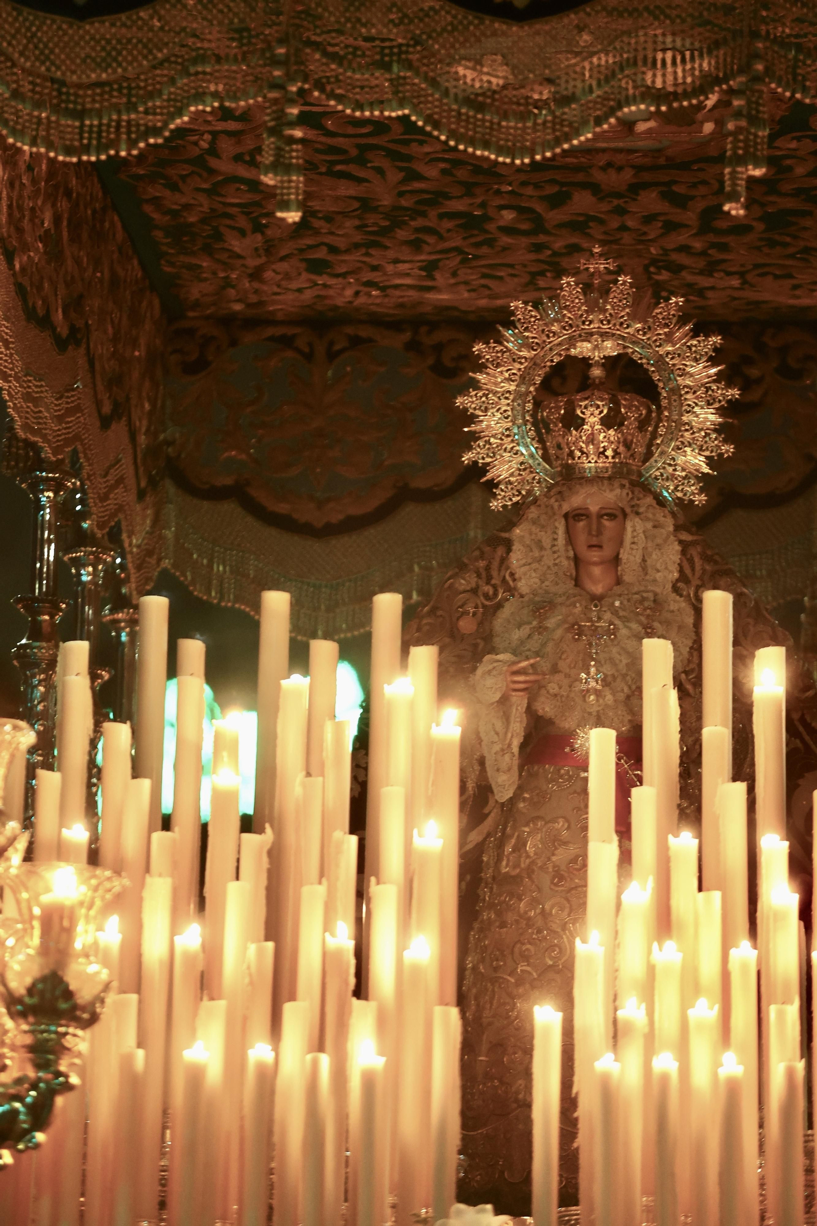 La Esperanza en su procesión del Jueves Santo en Málaga, en fotos