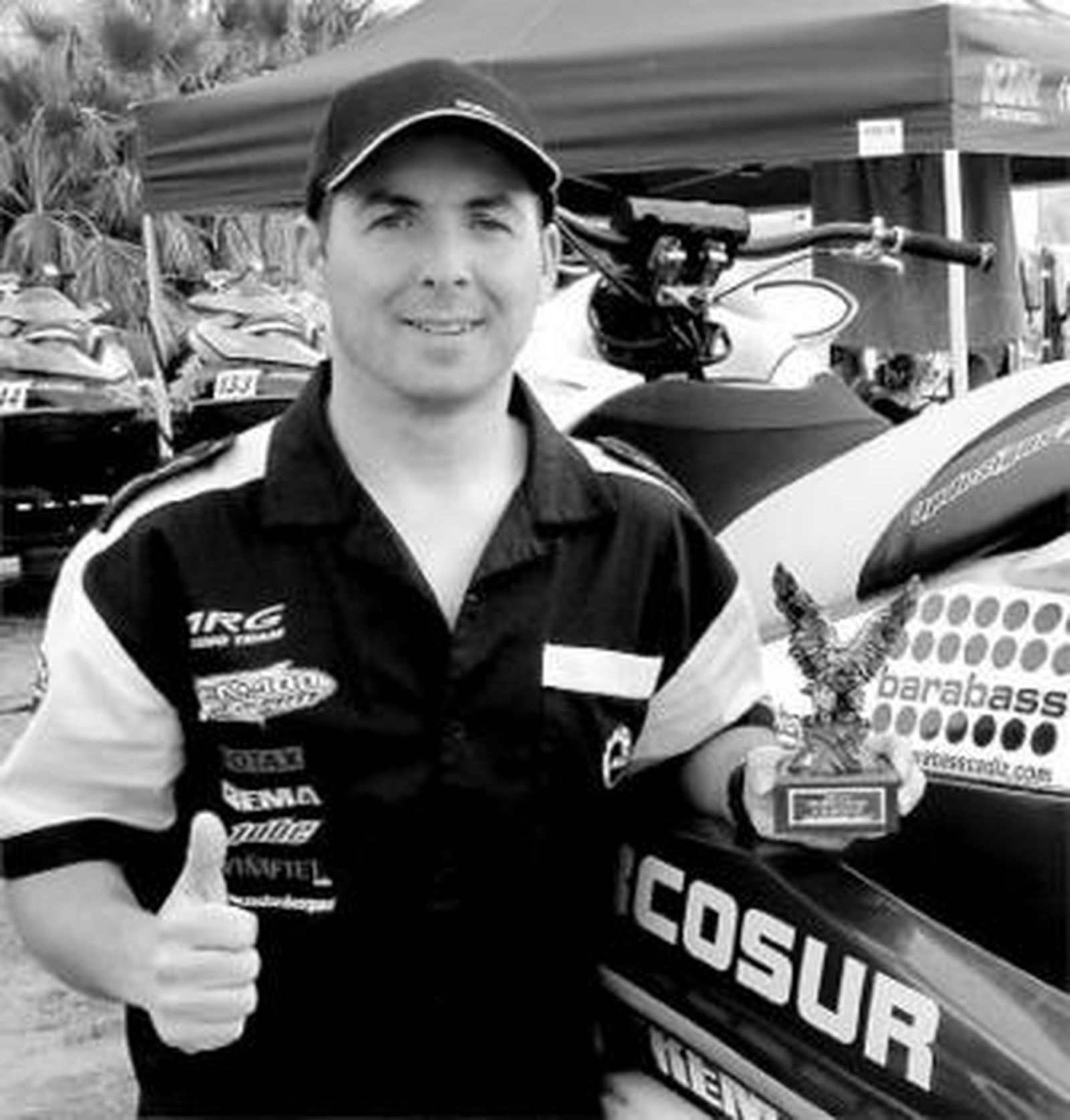 Cruzado, trofeo en mano, posa sonriente junto a su moto.