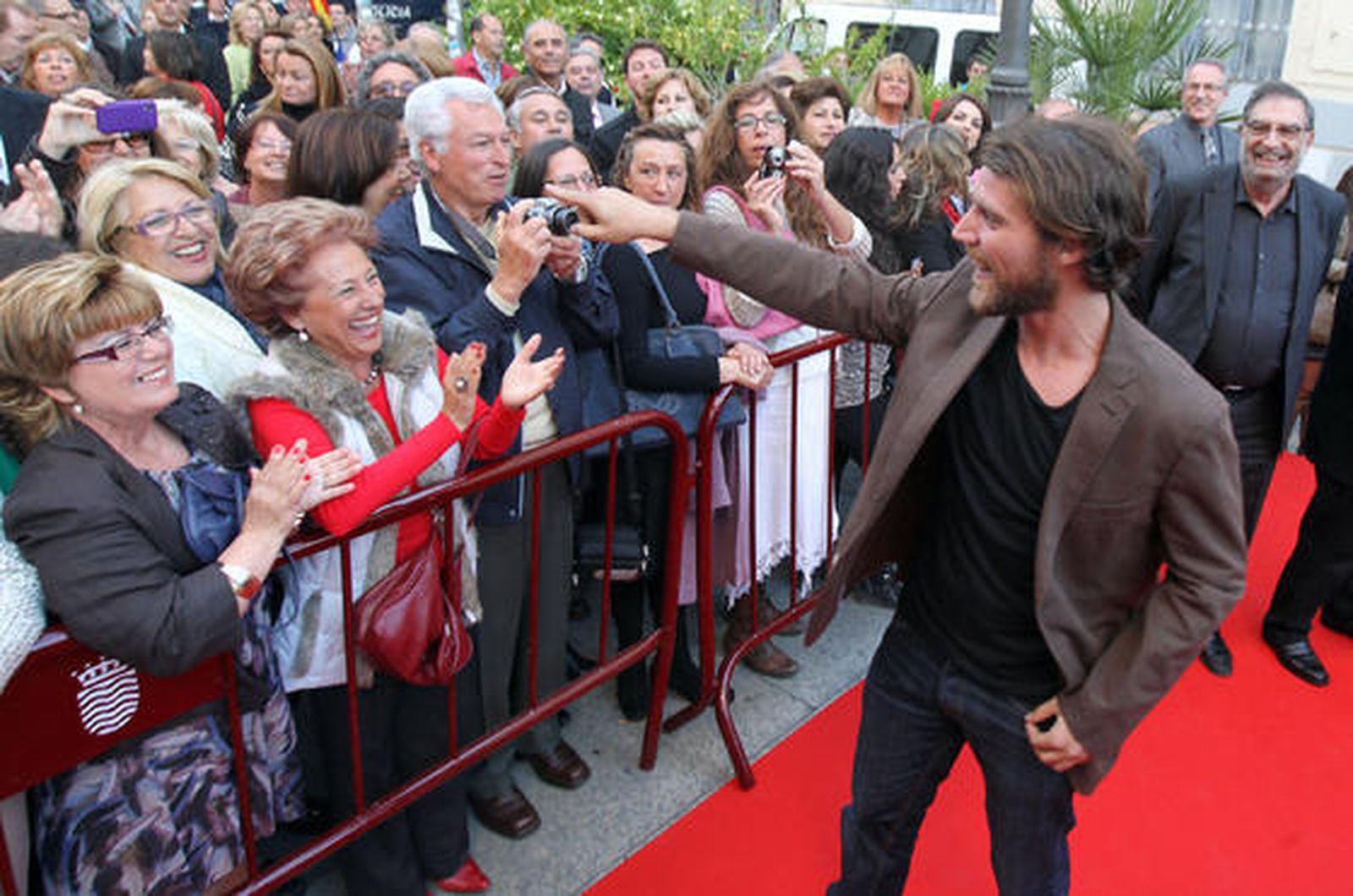 El actor jerezano José Manuel Poga saluda a su familia. 

Foto: Miguel Angel Gonzalez