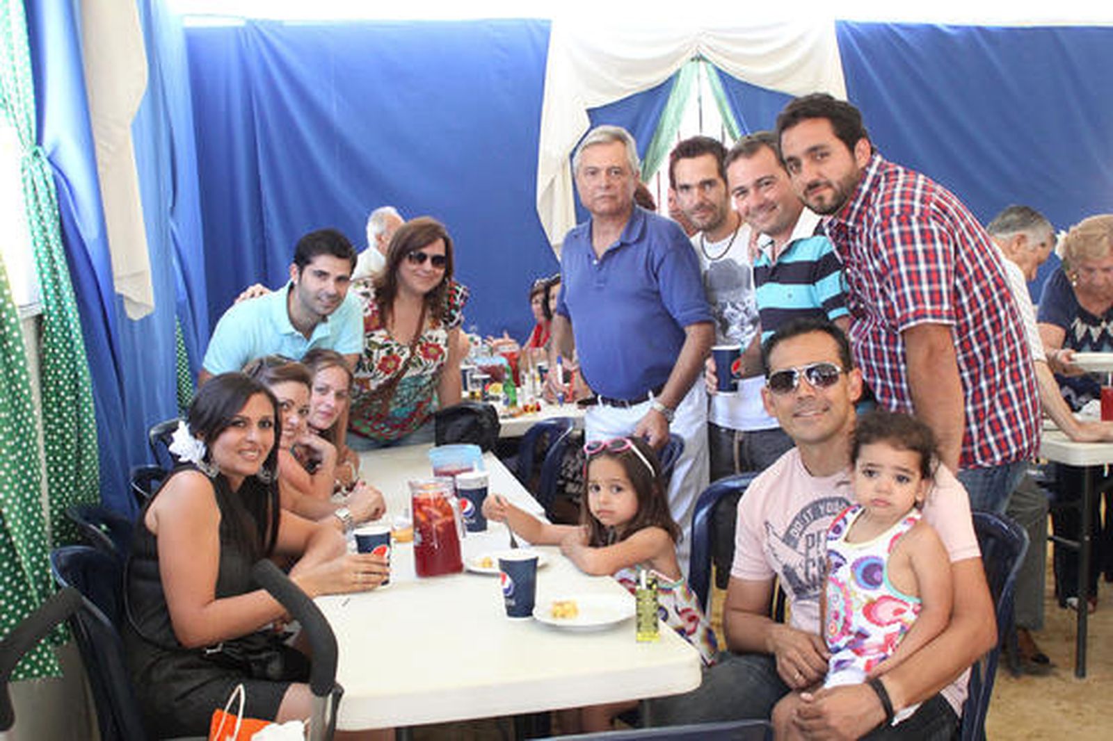 Los algecireños viven intensamente la jornada del sábado en la Feria. 

Foto: Vanessa Perez