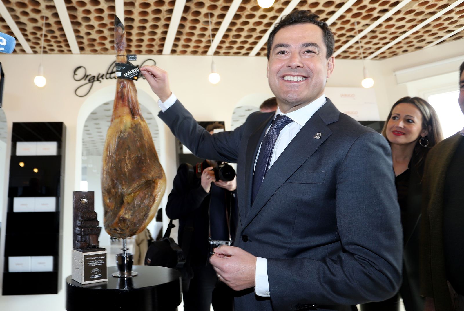 Imágenes de la visita del presidente de la Junta, Juanma Moreno a Jabugo, Ayuntamiento y sede de la DO Jabugo.