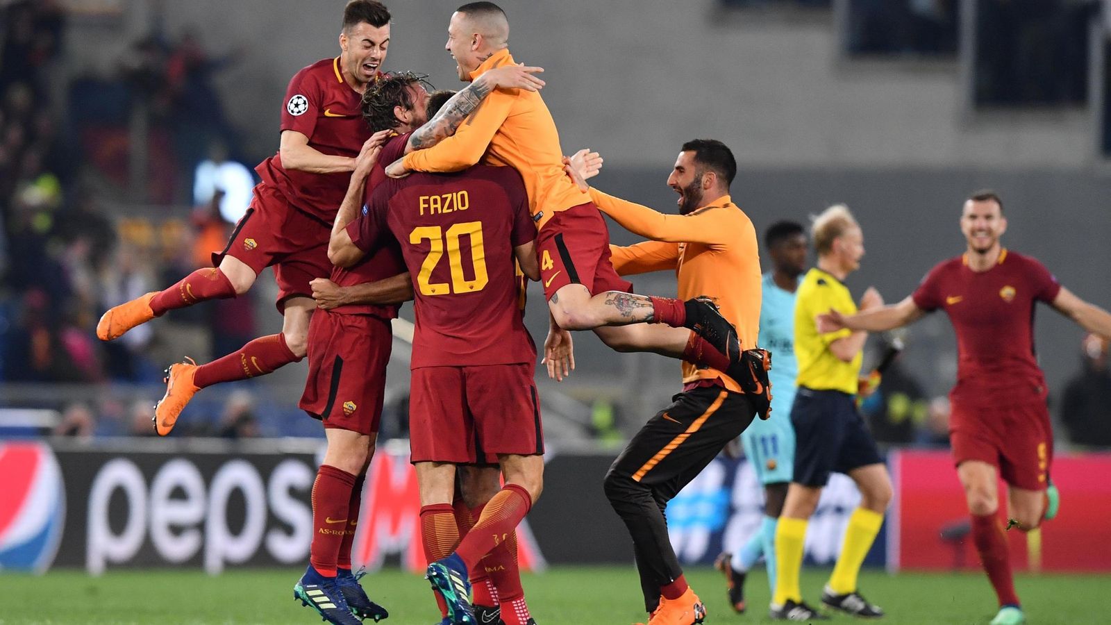 Los jugadores de la Roma celebran el pase.