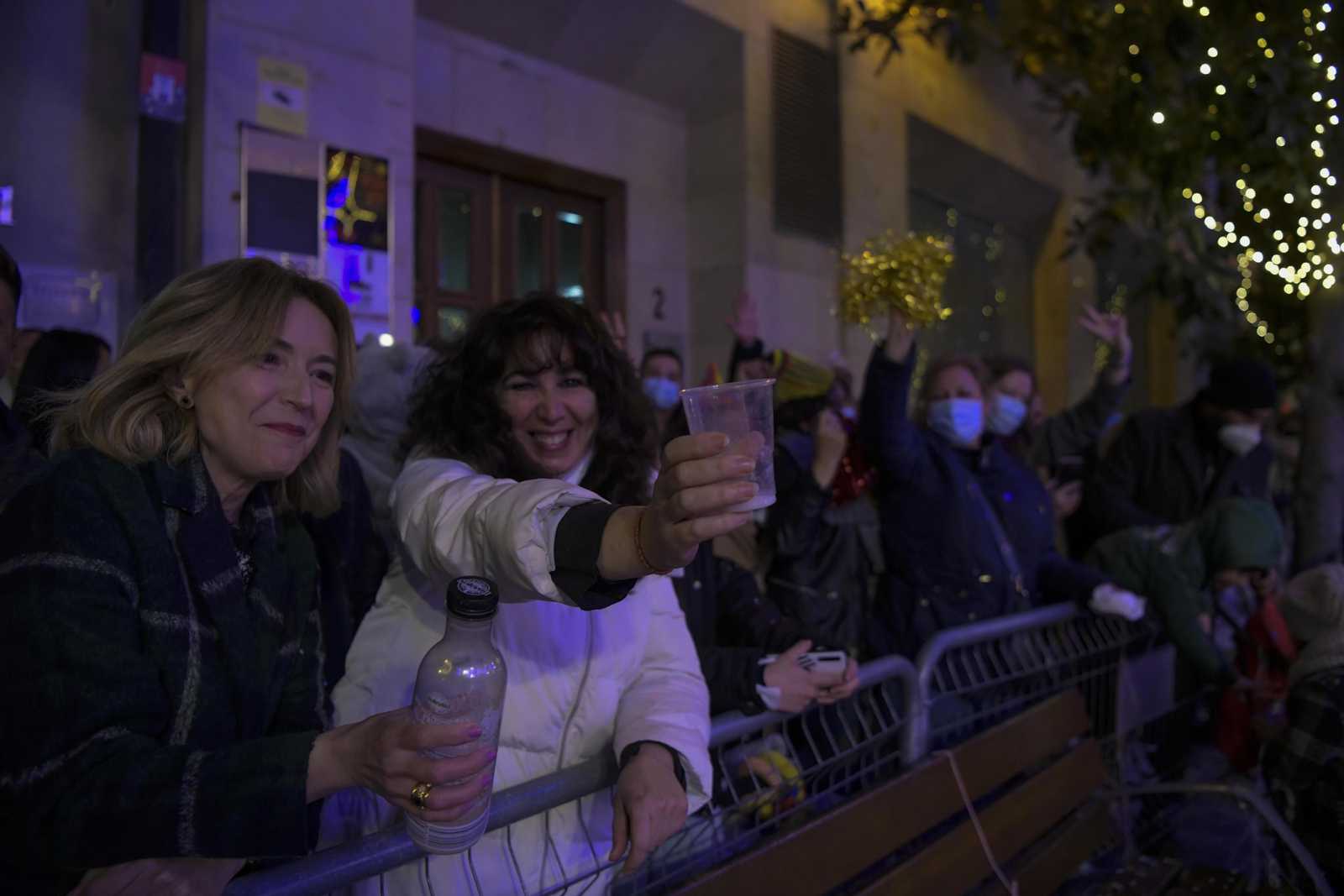 Así fue la Nochevieja 2021 en Granada, en imágenes: uvas en una Plaza del Carmen vallada y ambiente de fiesta en la calle