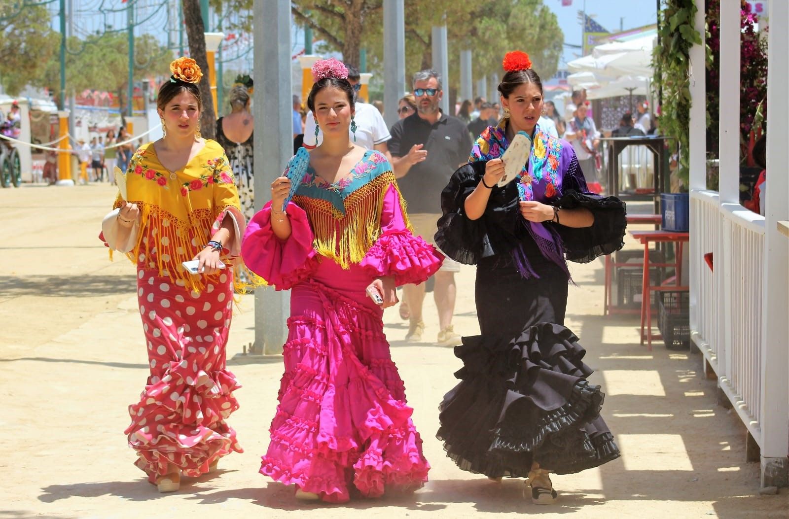 Tres jóvenes vestidas de flamenca en la Feria de Chiclana 2024