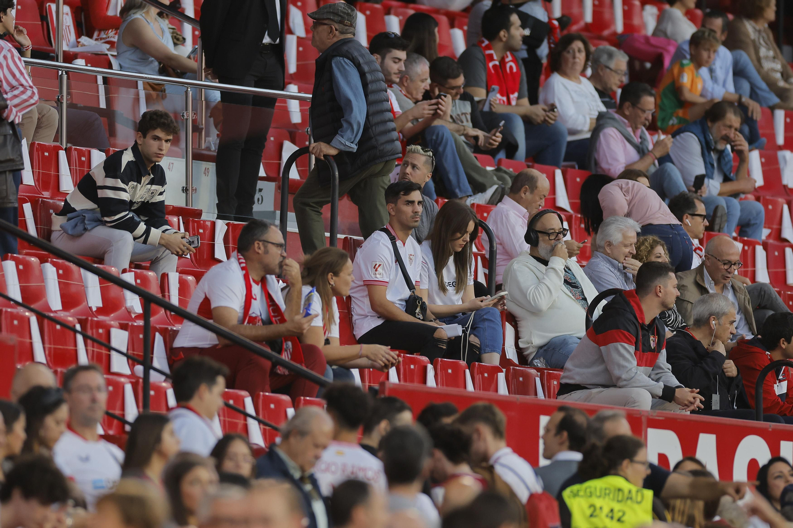 Búscate en las fotos del Sevilla-Betis