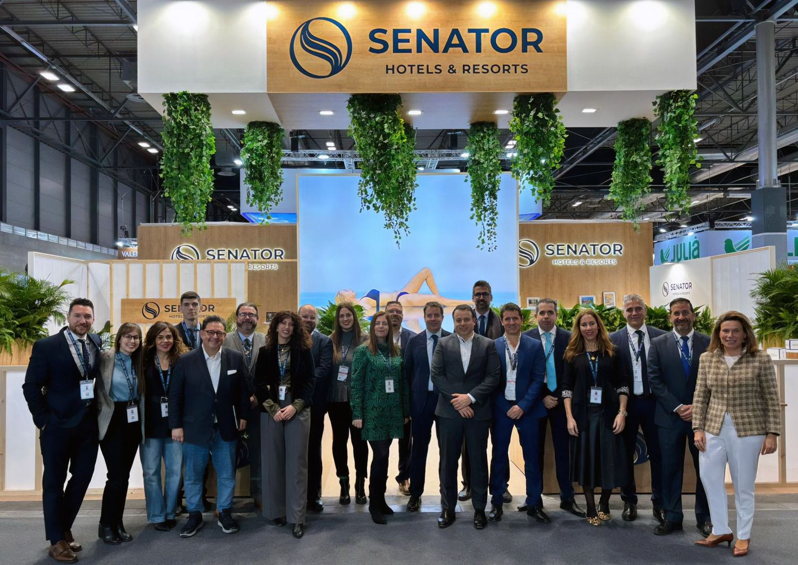 Equipo de Senator Hotels & Resorts desplazado a Fitur, ante su stand.