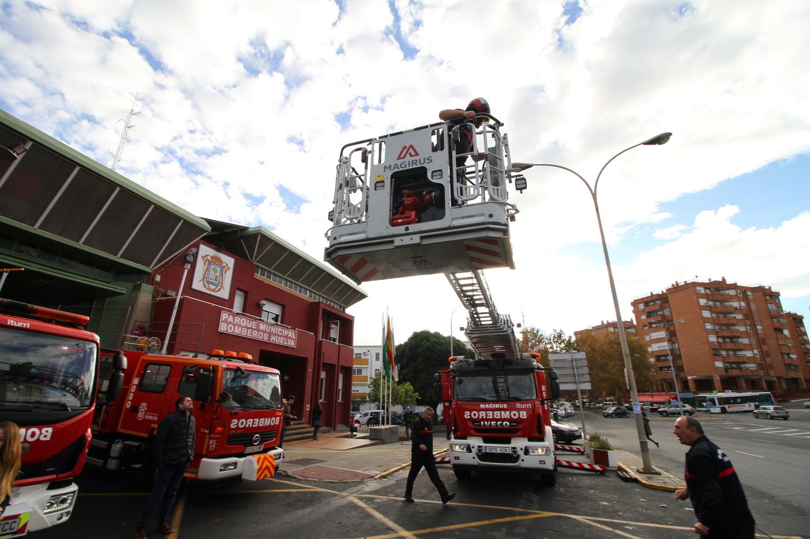 La nueva autoescala que ayer se incorporó a la flota de los bomberos y que puede alcanzar los 42 metros de altura.