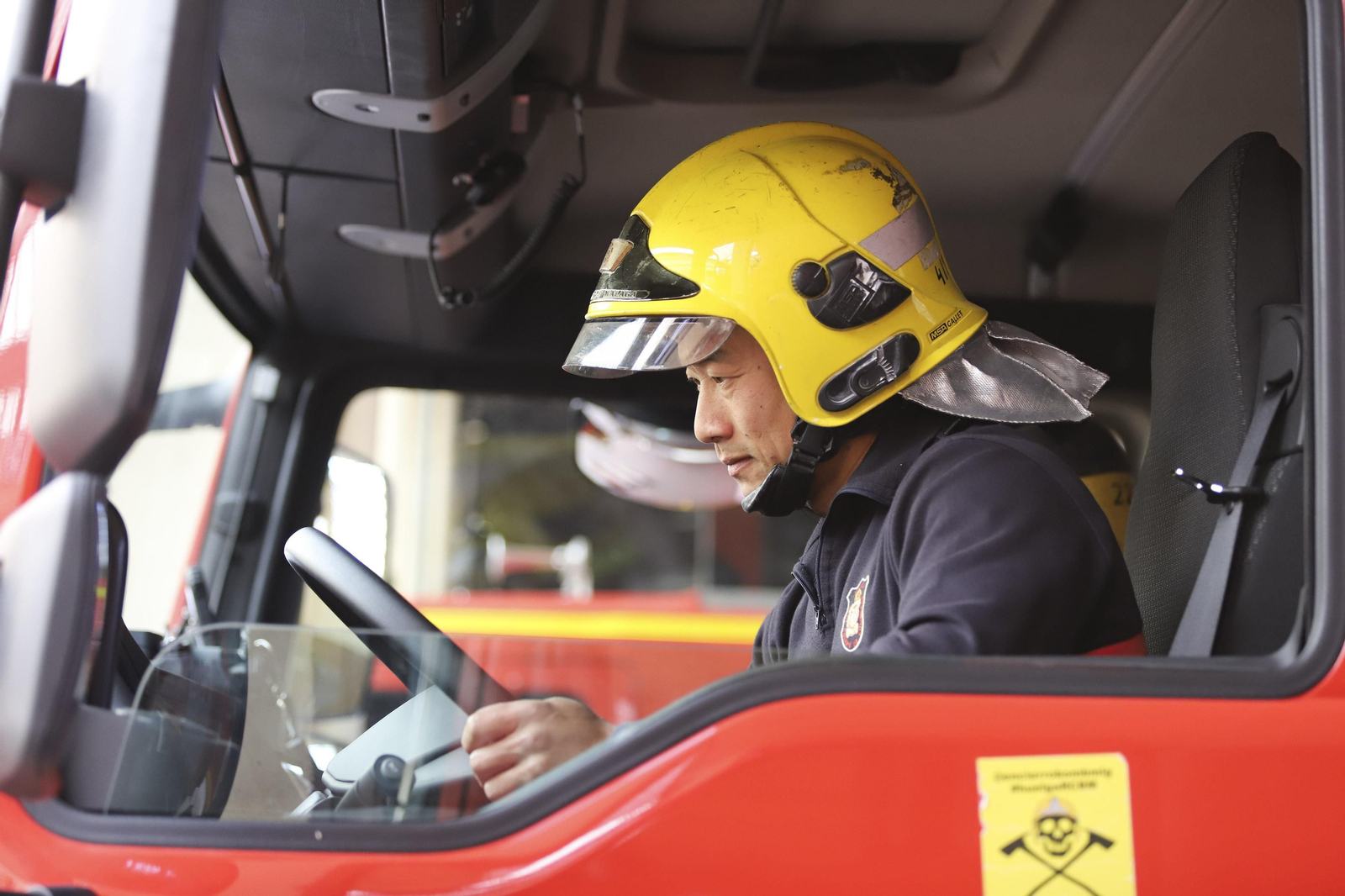 Liang, el bombero chino, en el parque central de Martiricos