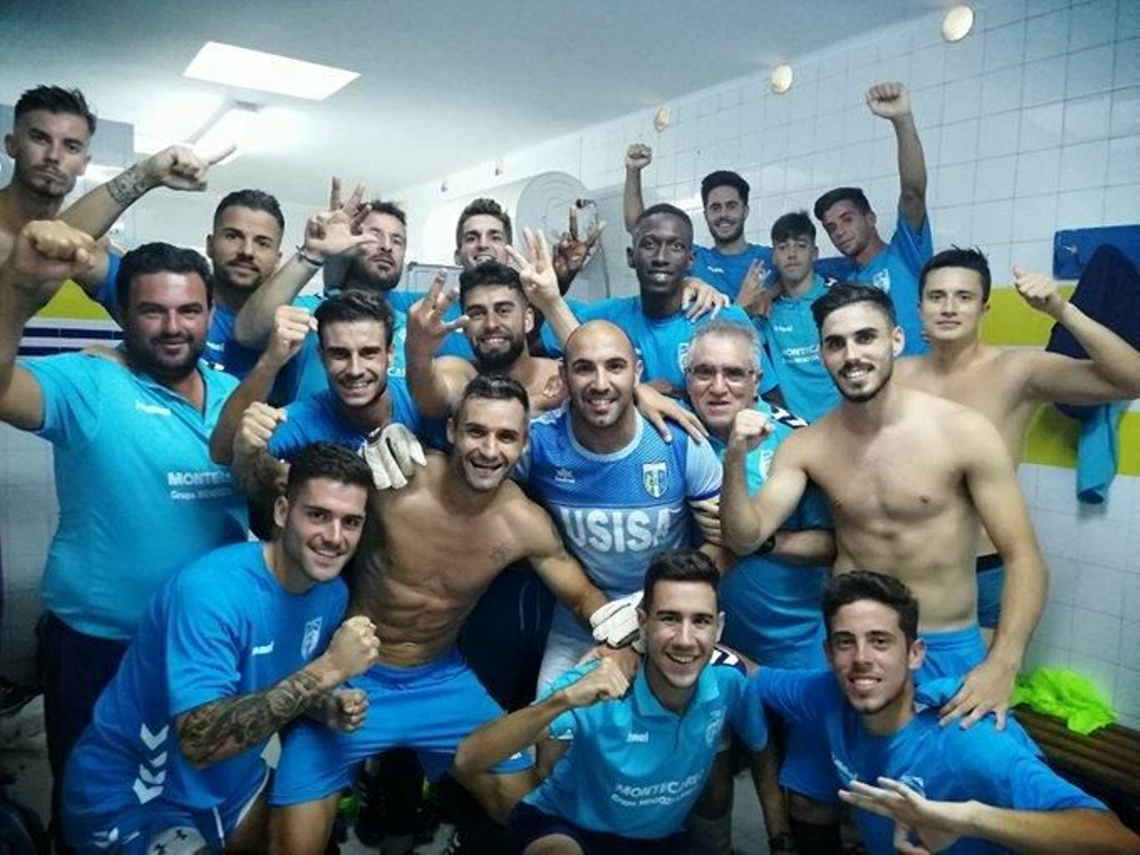 Los jugadores del Isla Cristina festejan el triunfo ante el San Roque.