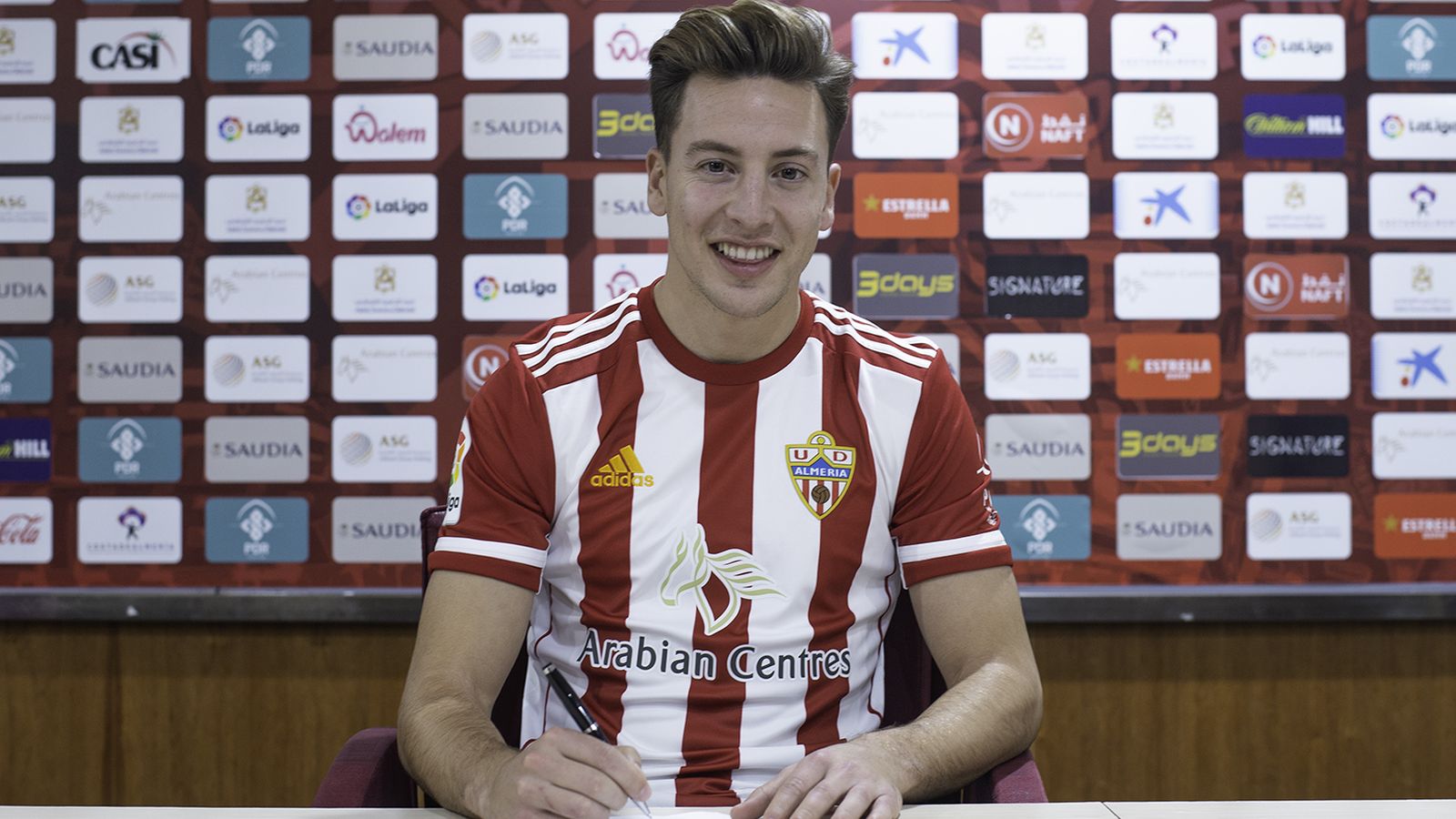 Francis posa como jugador del Almería.