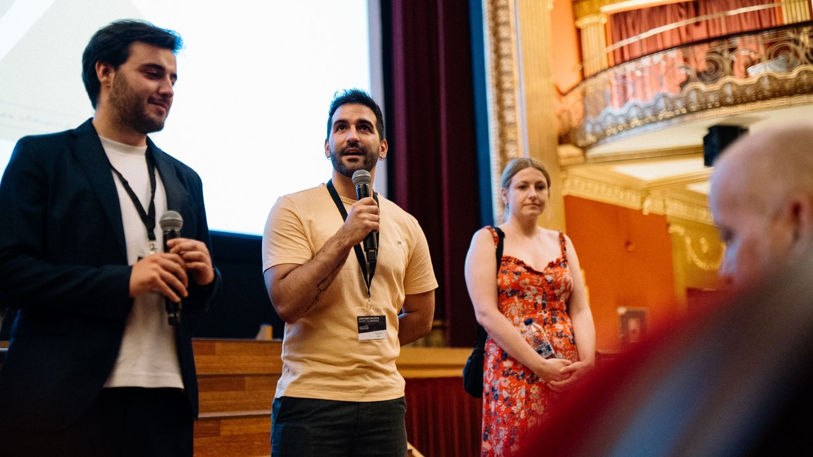 El onubense junto a compañeros del equipo del corto ganador en uno de los festivales de cine.