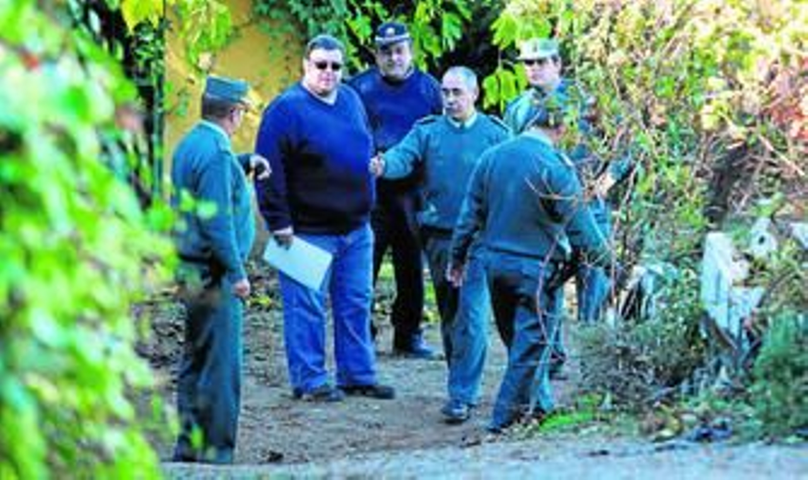 Agentes de la Guardia Civil, en la finca donde ocurrieron los hechos.