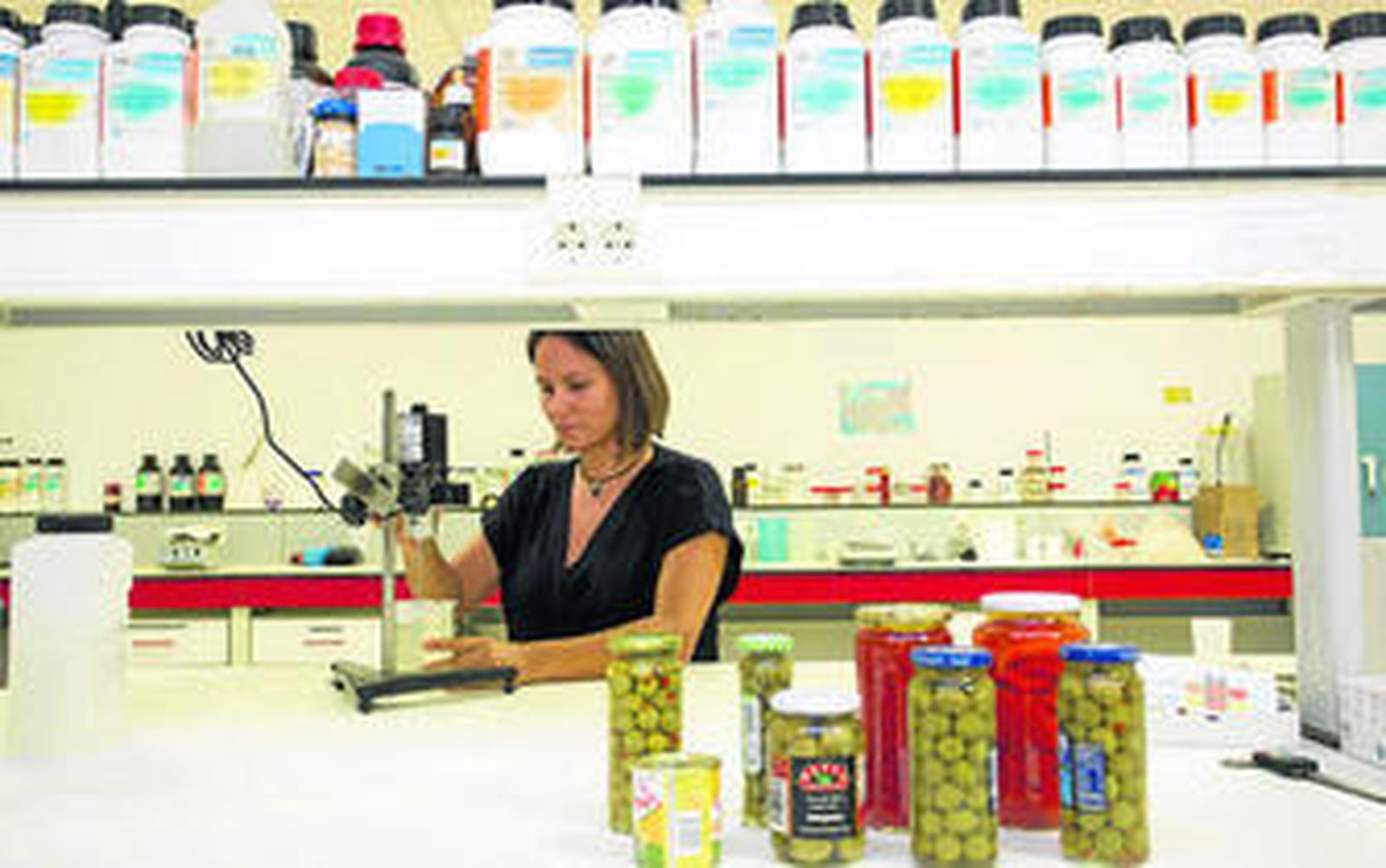 Rocío Palomo posa en el laboratorio que Mapsa tiene en el PTA.