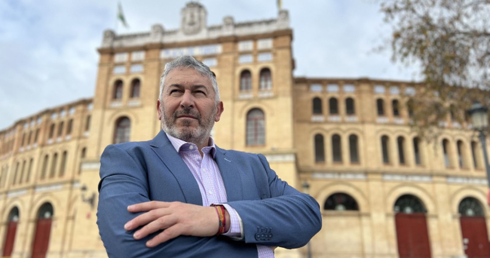 Ne Quirós, a las puertas de la Plaza de Toros portuense.