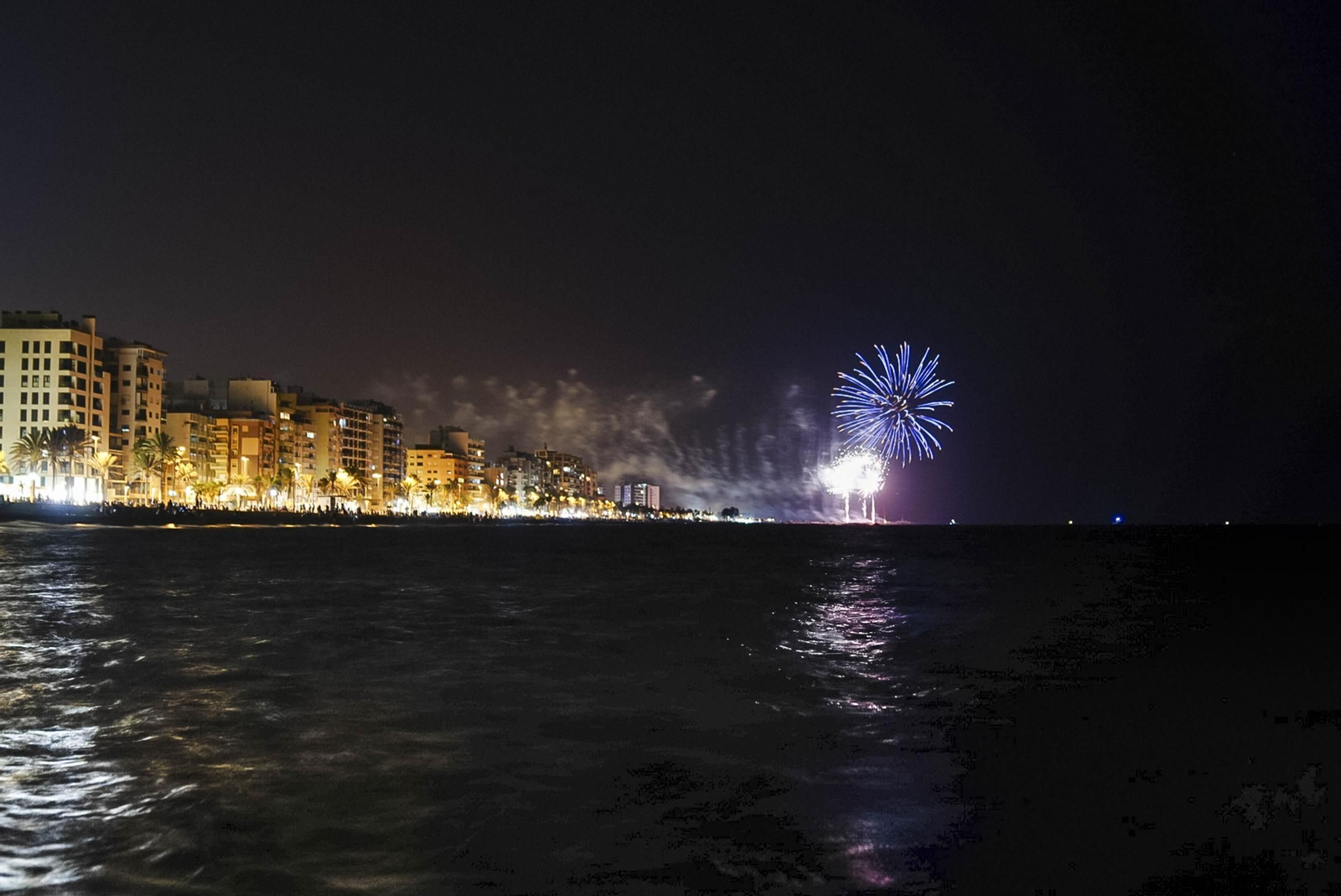 Las mejores imágenes de los fuegos artificiales de la feria de Almeria
