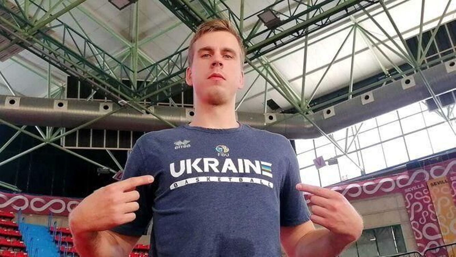 Gerun señala la camiseta de Ucrania.