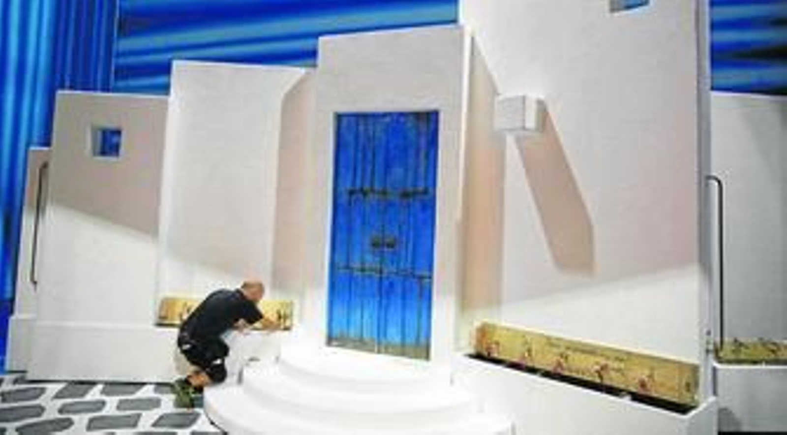 Uno de los técnicos se encarga del montaje de uno de los decorados principales.