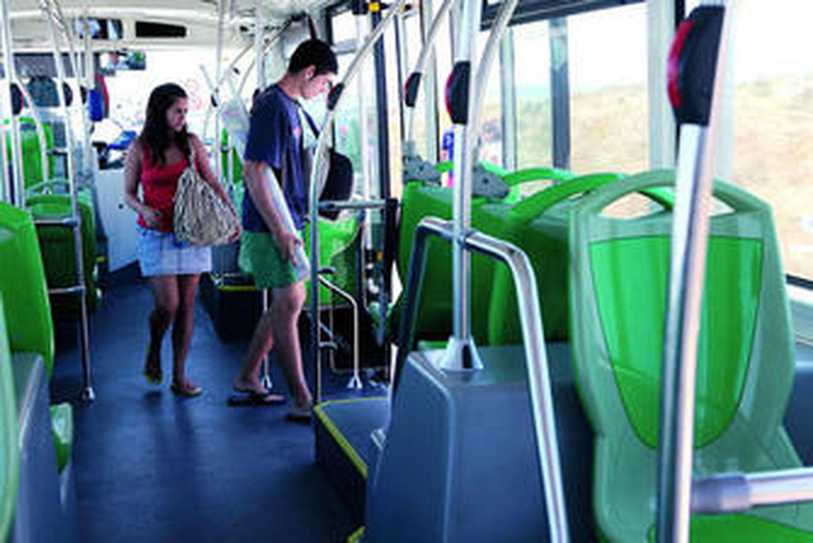 Algunos de los usuarios del autobús de Torregorda en uno de los servicios.