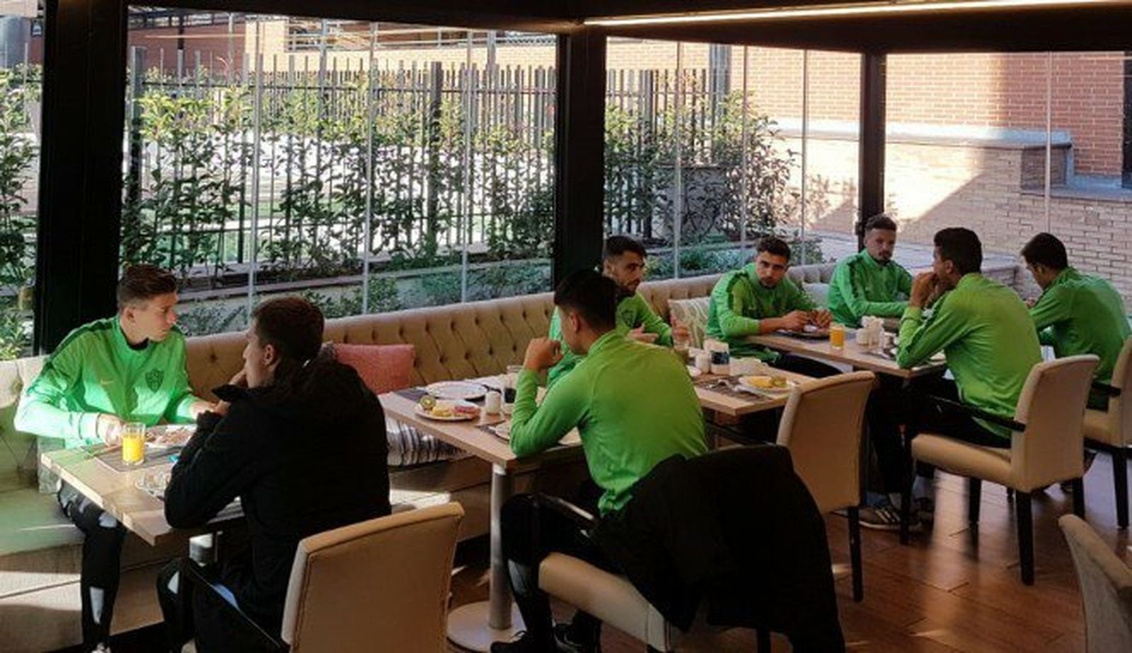 Jugadores del Almería B desayunando en el hotel NH de Barajas esta mañana.