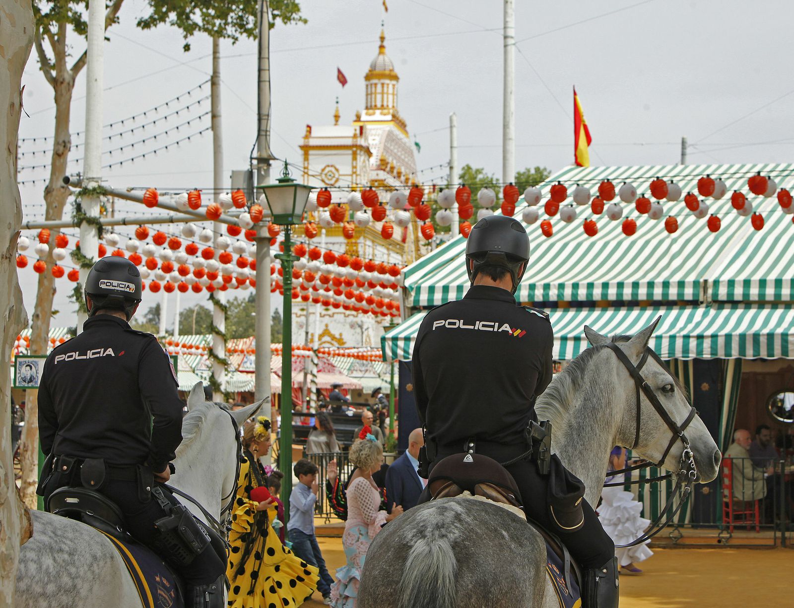Dos policías nacionales a caballo en la Feria de Abril.