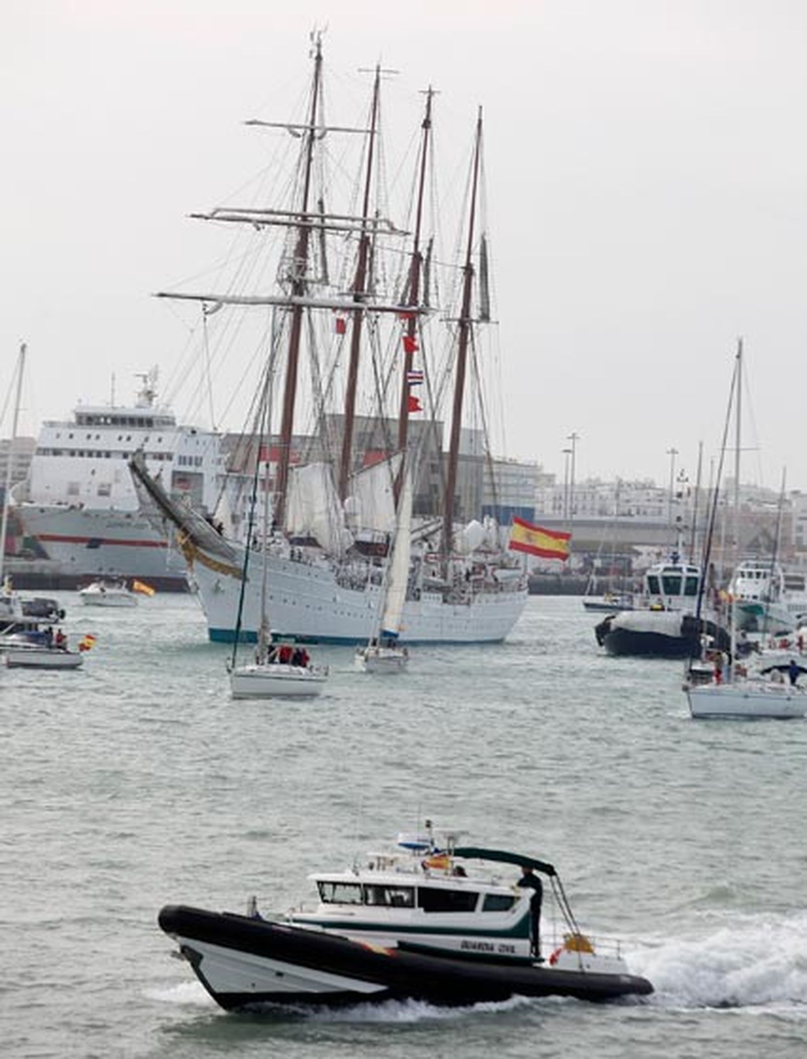 El Buque Escuela de la Armada 'Juan Sebastián de Elcano' sale de los muelles de Cádiz para iniciar su LXXXII crucero de instrucción

Foto: Jesus Marin