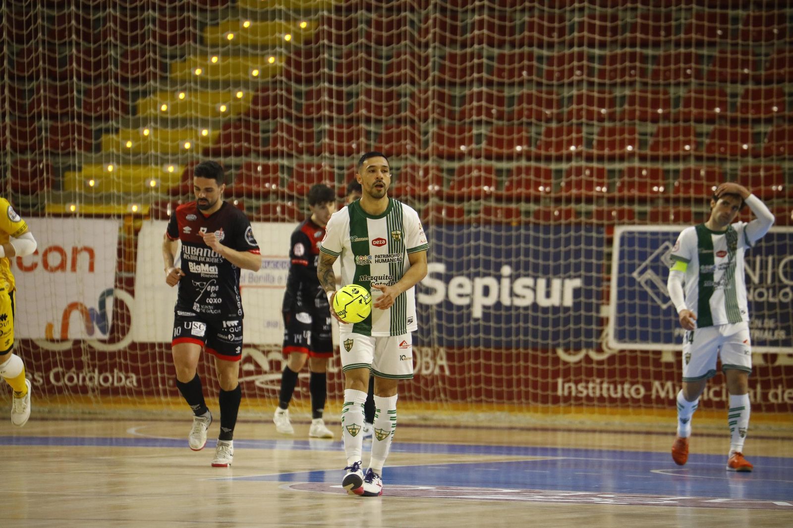 Las mejores fotos del ambiente en Vista Alegre para el Córdoba Futsal - Noia