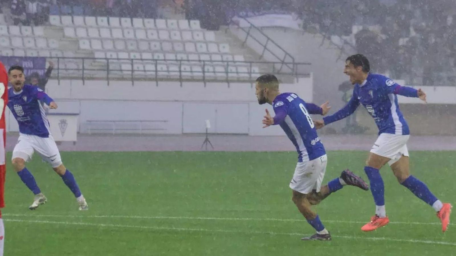 Jugadores del San Fernando celebran uno de sus goles