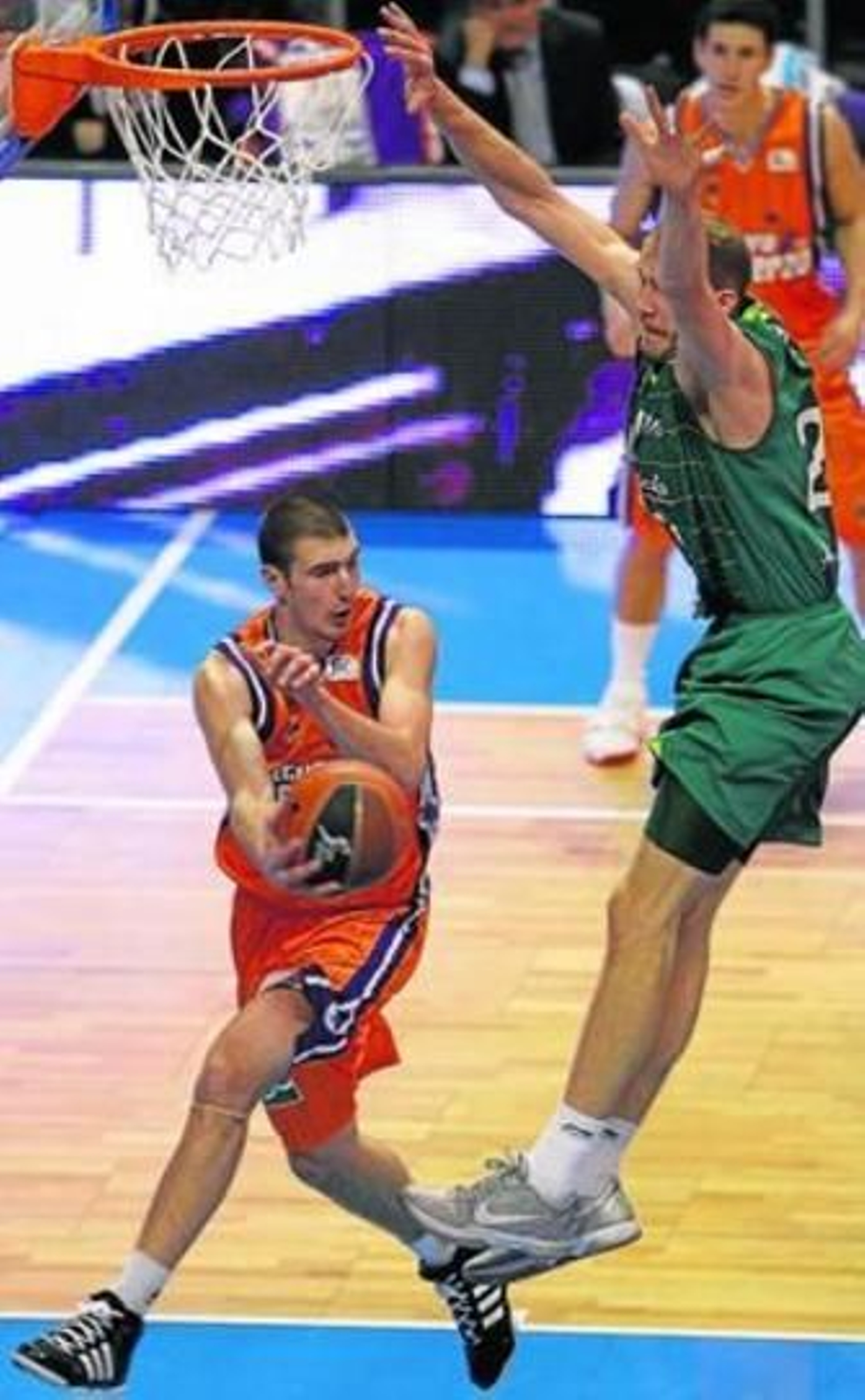Nando de Colo, ante Luka Zoric, en el partido en el Carpena.