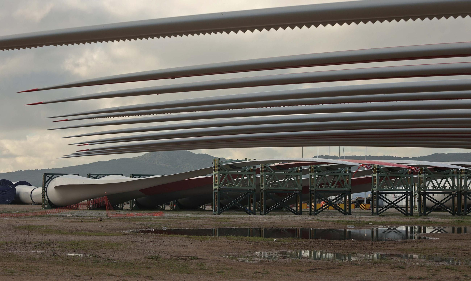 Los aerogeneradores descargados en el muelle de Isla Verde Exterior del Puerto de Algeciras, en imágenes
