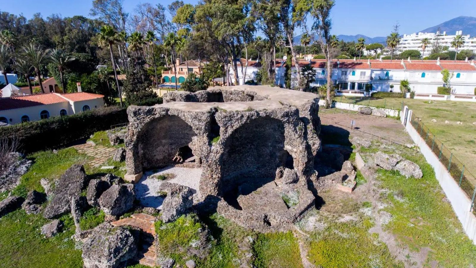 Otra perspectiva de las Termas Romanas de las Bóvedas.