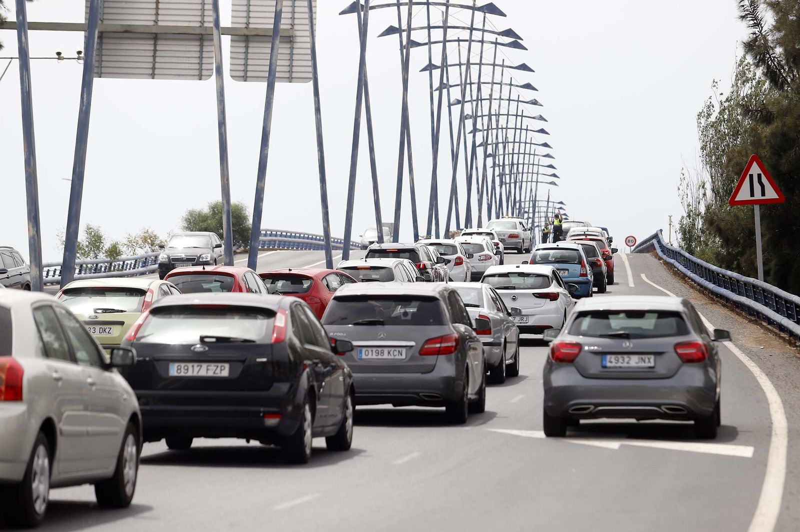 Imágenes de las retenciones provocadas por un accidente en el puente del Odiel