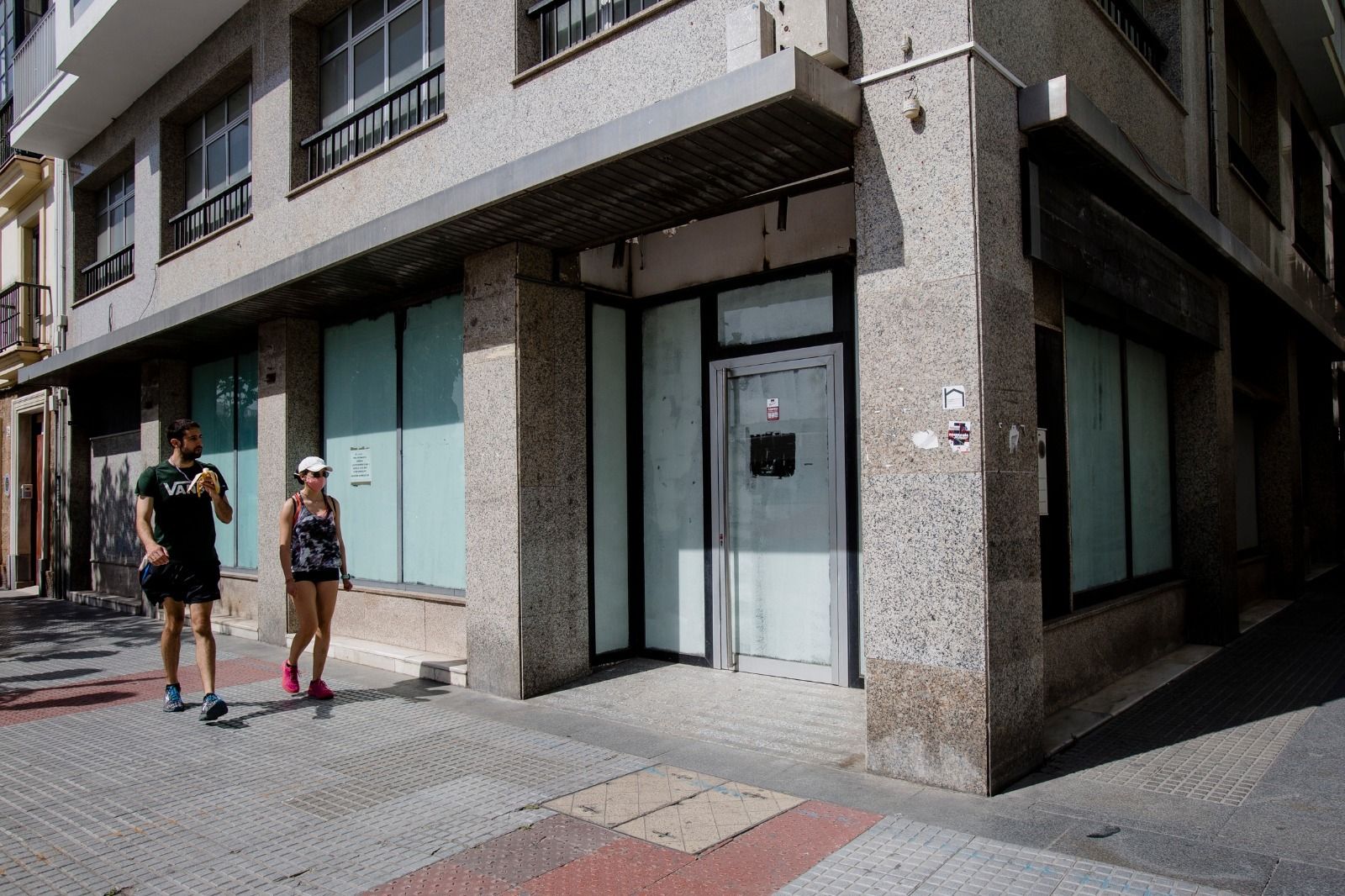 Una oficina bancaria cerrada en Cádiz.