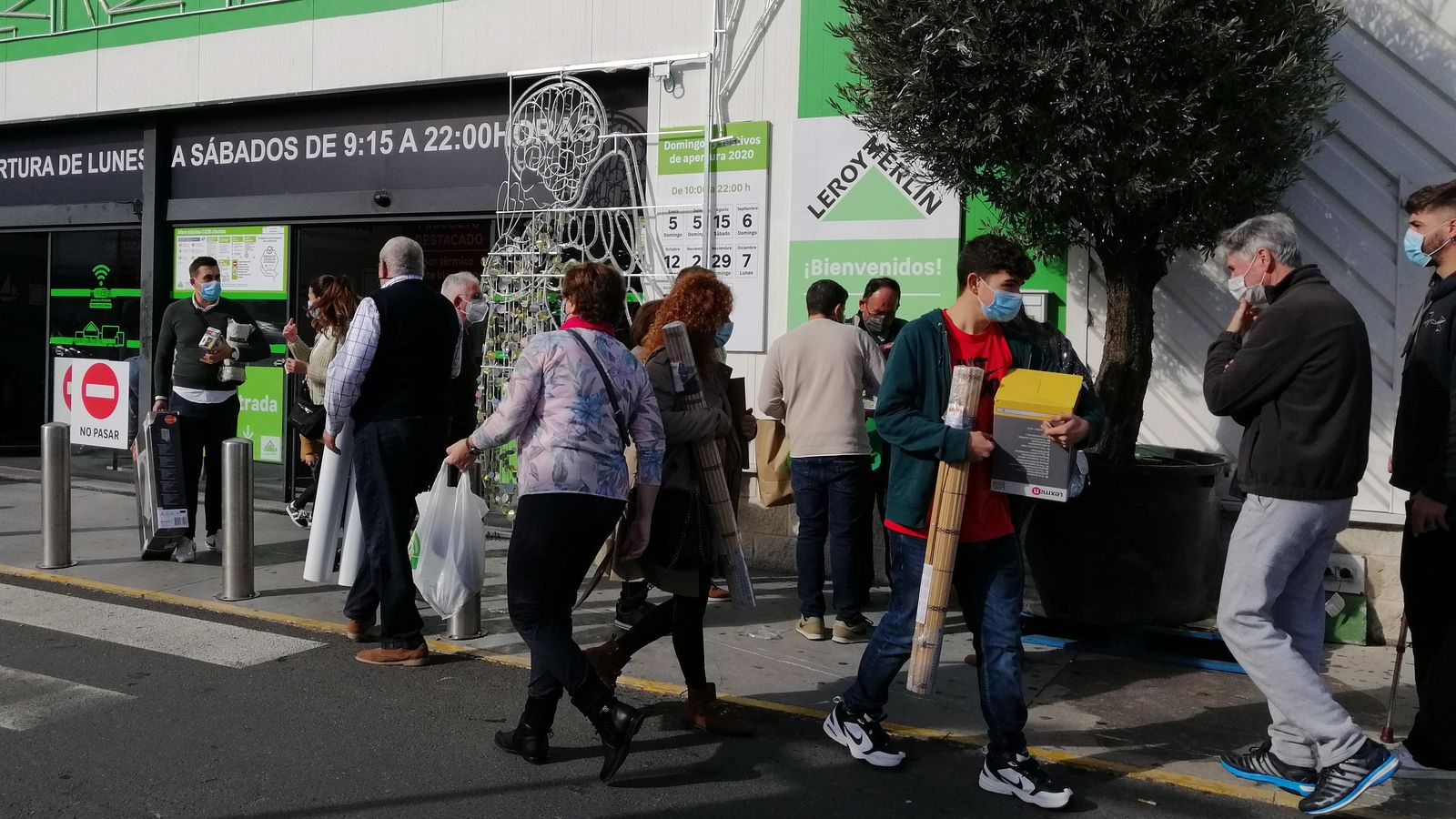 Varias personas coinciden en la puerta del Leroy Merlín de Tomares.