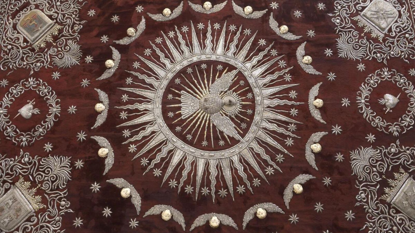 El techo de palio de la Virgen del Valle recién restaurado