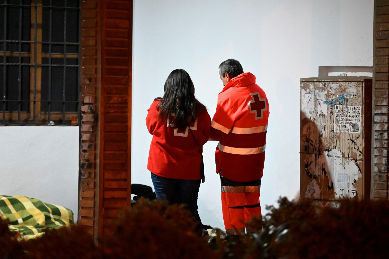 Una noche en la calle con la Cruz Roja de Córdoba, en imágenes