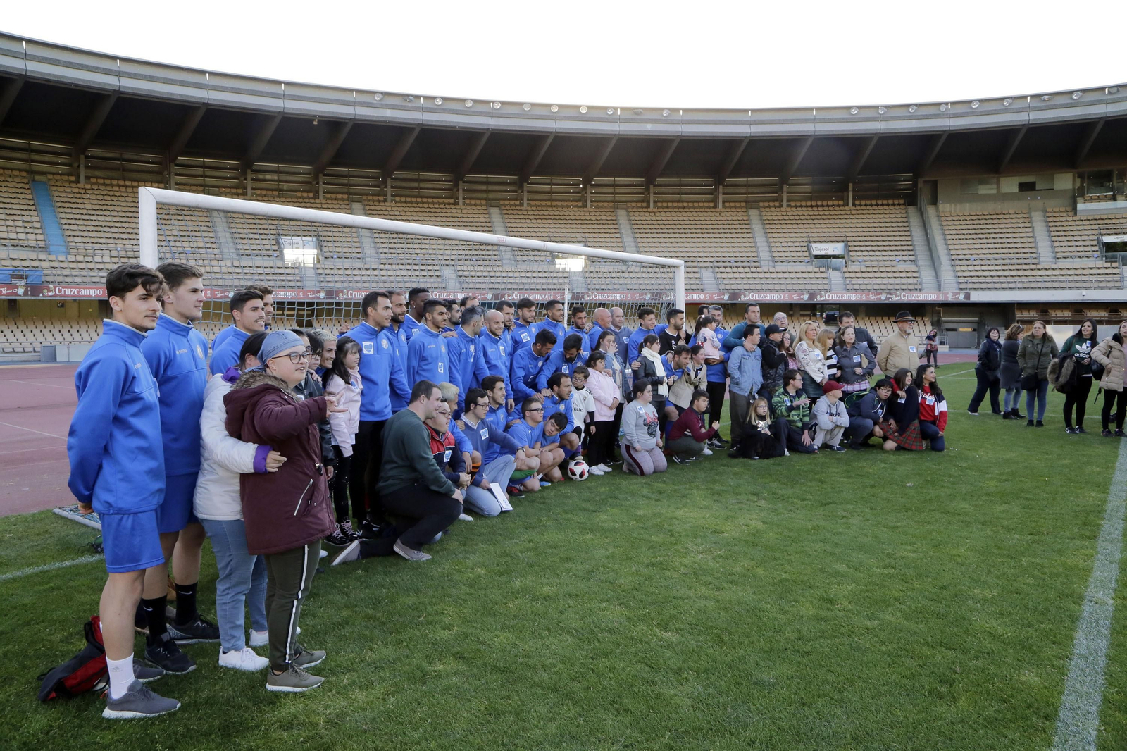 Cedown celebrando junto a los jugadores del Xerez DFC en dia del Sindrome de Down