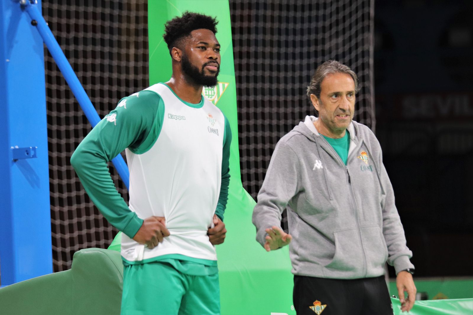 Leslie, que debuta en casa, atiende a las instrucciones de Casimiro.