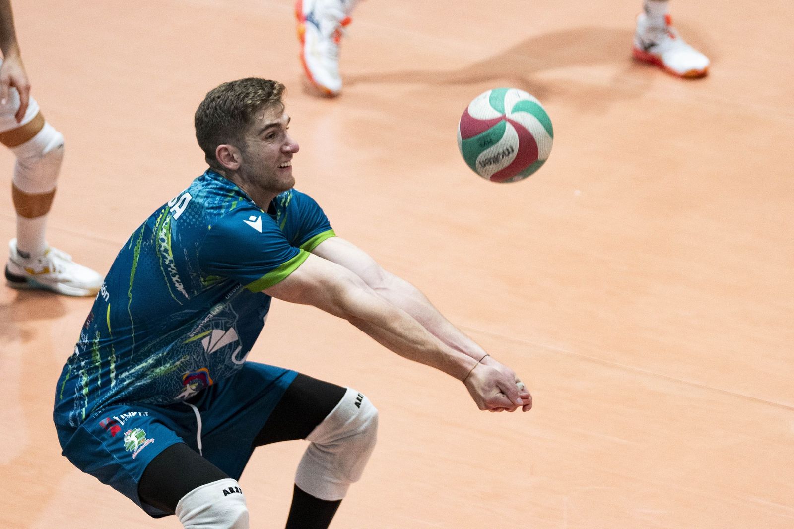 Las imágenes del partido entre Unicaja Costa de Almería y Pamesa Teruel de Superliga de voleibol