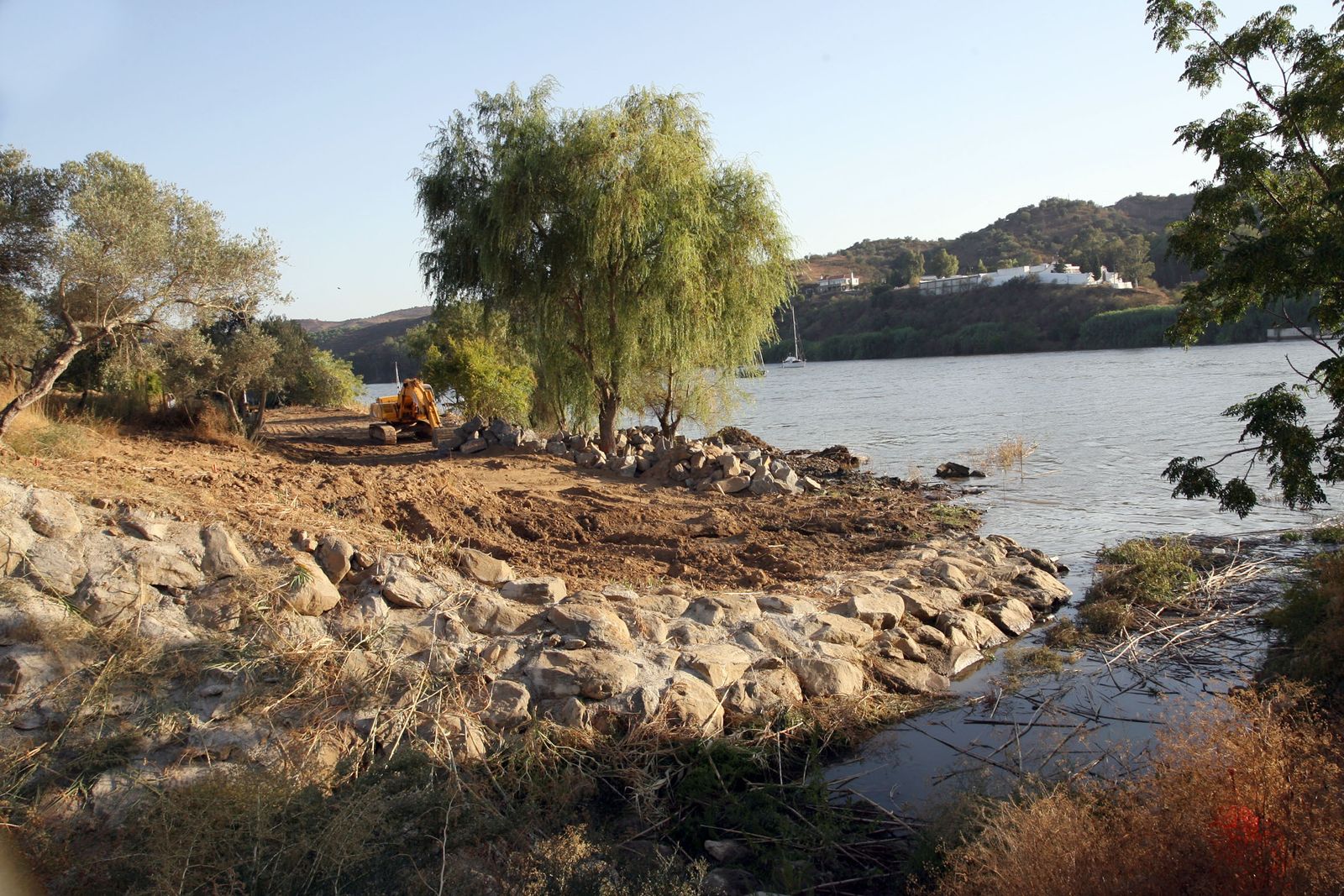 Construcción de la playa fluvial de Sanlúcar.