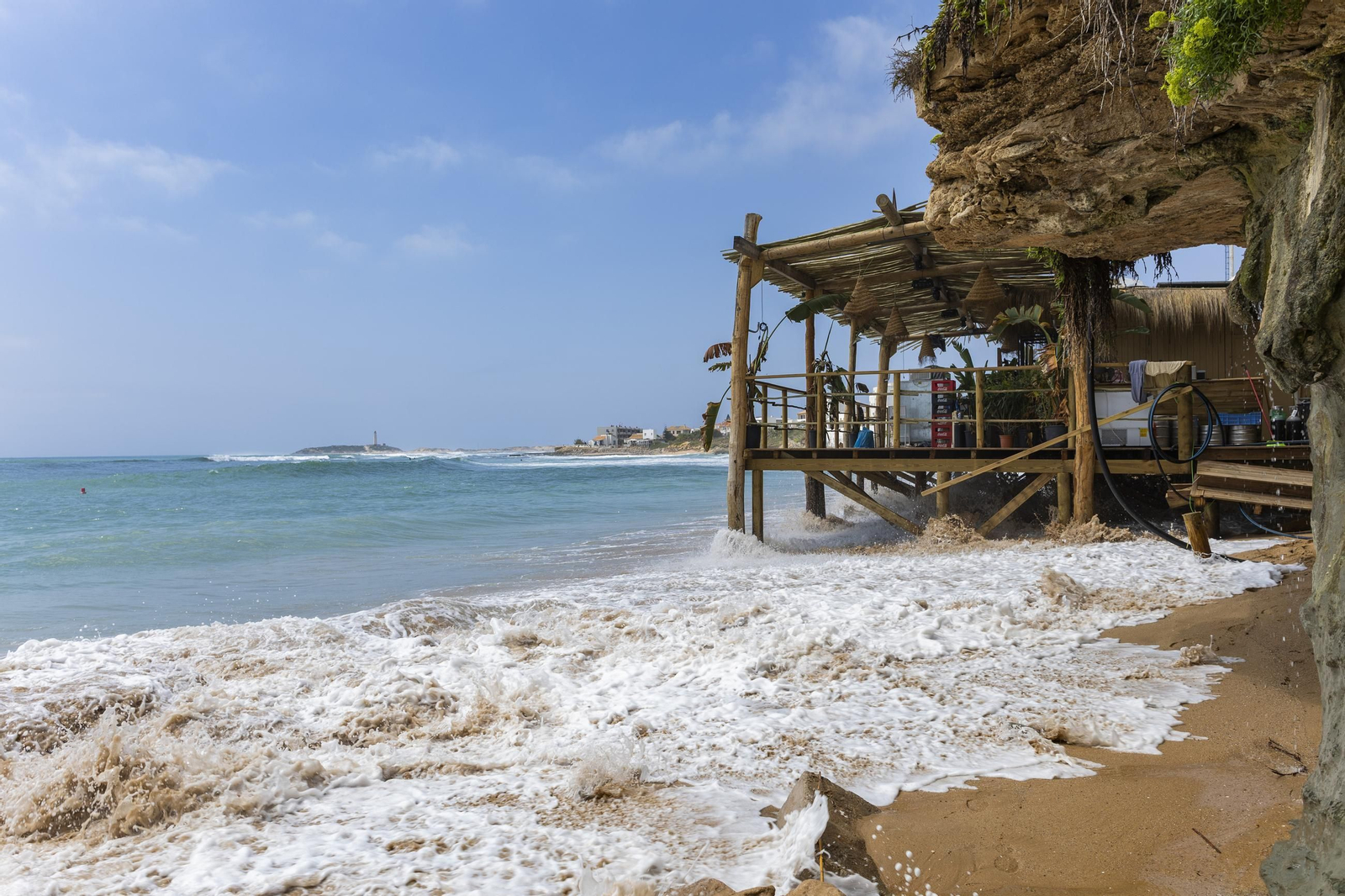 Las imágenes de la playa de los Caños tras el fuerte oleaje