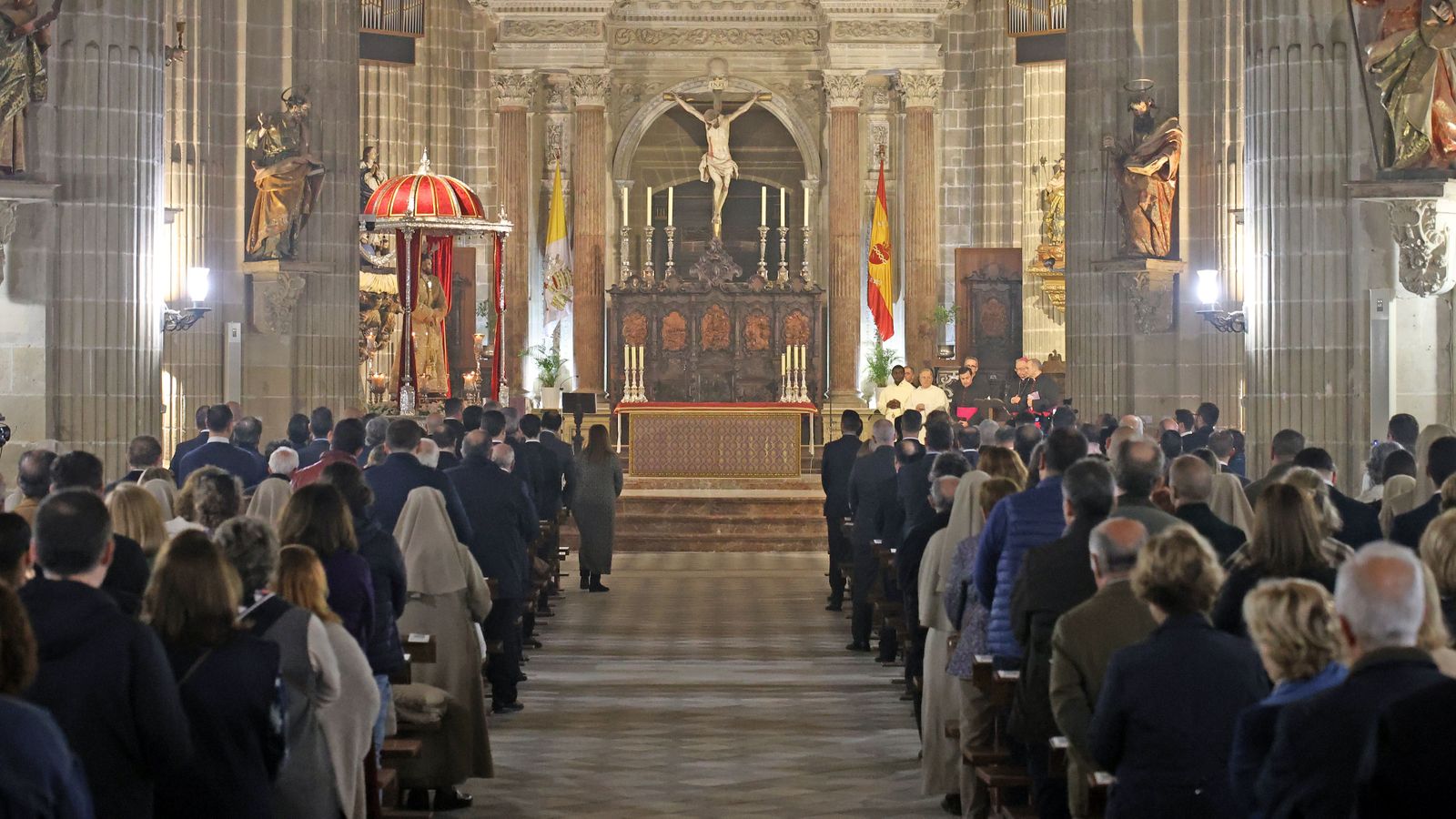 Vía Crucis de las hermandades con Nuestro Padre Jesús del Consuelo en la Catedral